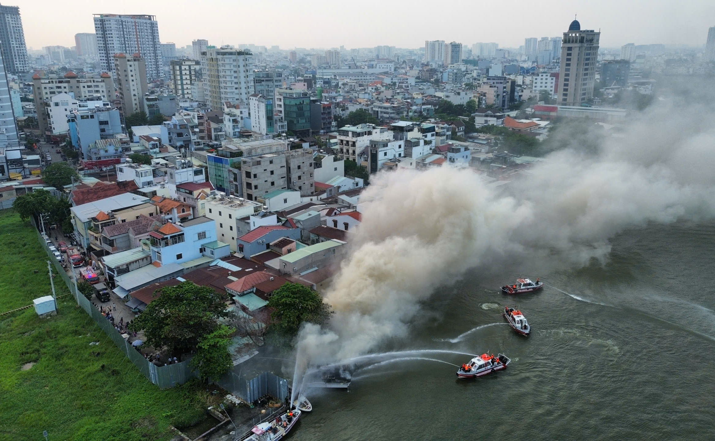 Tiếp tục điều tra nguy&ecirc;n nh&acirc;n vụ ch&aacute;y du thuyền King Yacht tr&ecirc;n s&ocirc;ng S&agrave;i G&ograve;n - Ảnh 1.