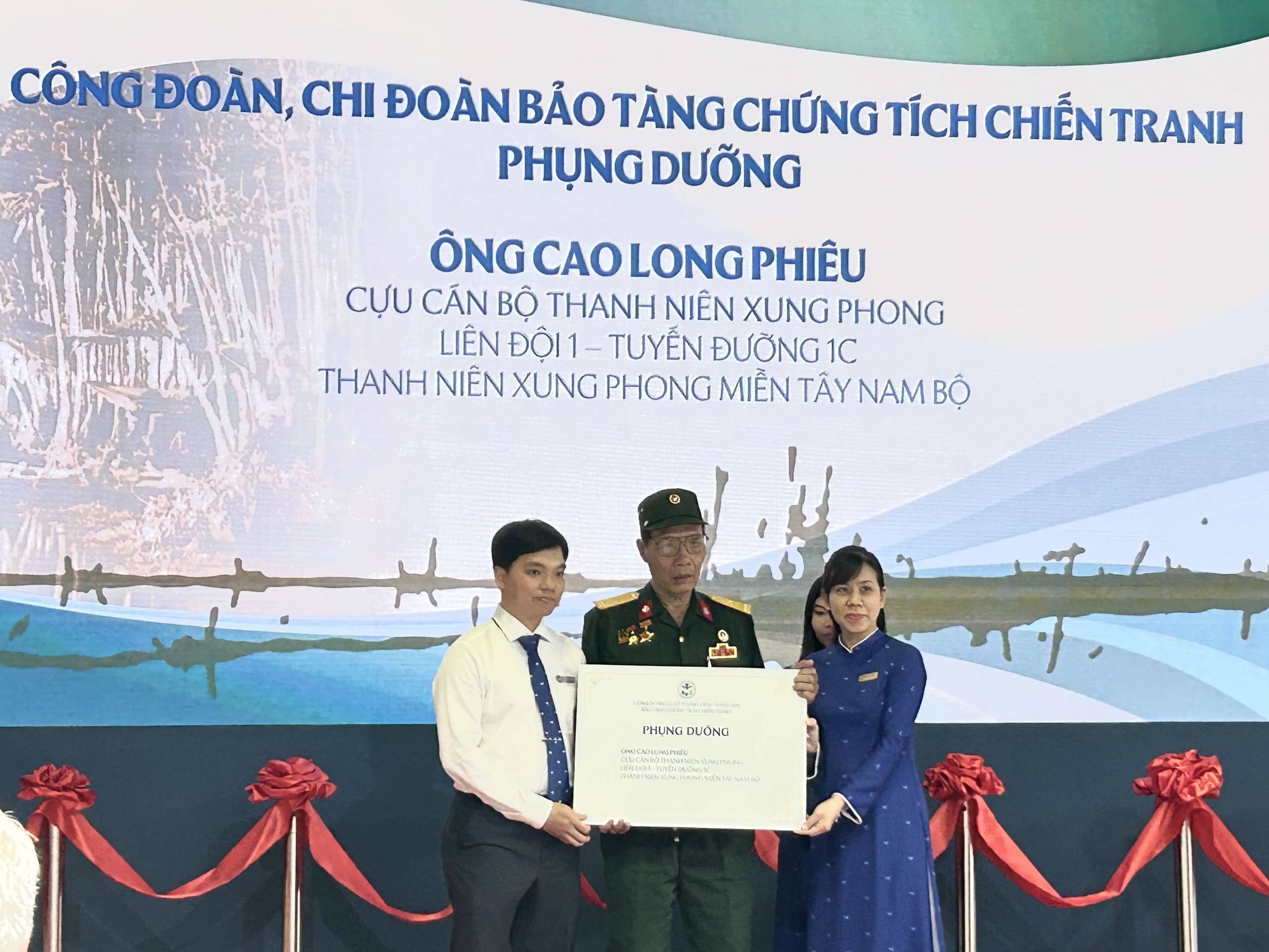 Khai mạc trưng b&agrave;y "Thời thanh xu&acirc;n tr&ecirc;n tuyến đường 1C huyền thoại" - Ảnh 6.