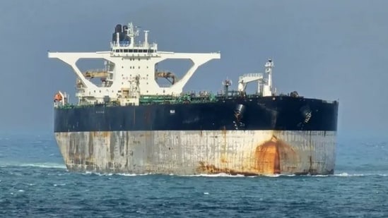 Mỹ truy đuổi tàu dầu gần Venezuela, Nga điều tàu ngầm hộ tống - Ảnh 1.