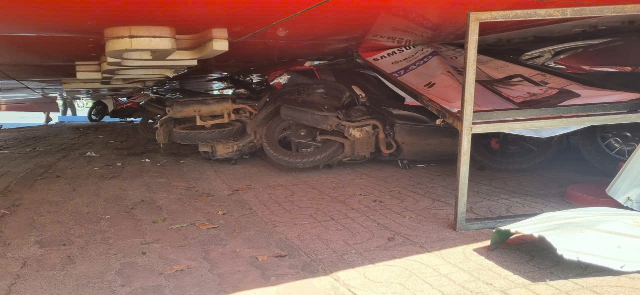 Sập bảng quảng c&aacute;o tại Đắk Lắk khiến người phụ nữ bị thương nặng - Ảnh 2.