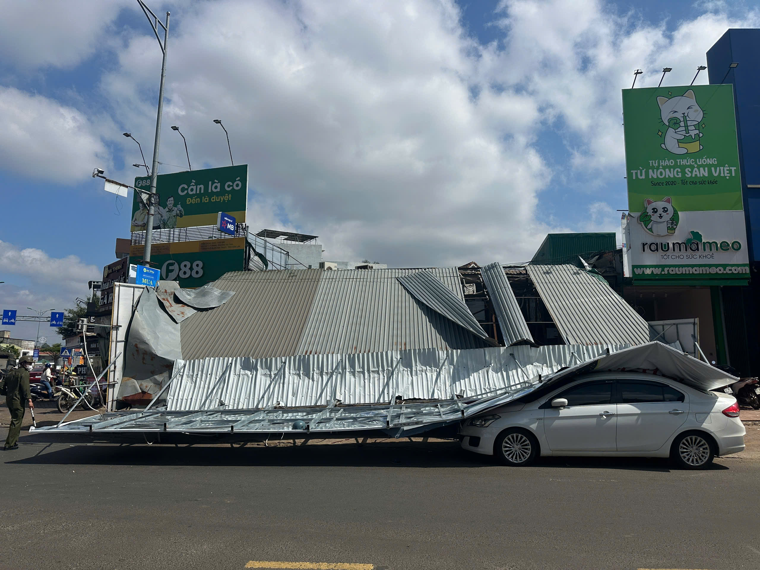 Sập bảng quảng c&aacute;o đ&egrave; người phụ nữ bị thương nặng - Ảnh 1.