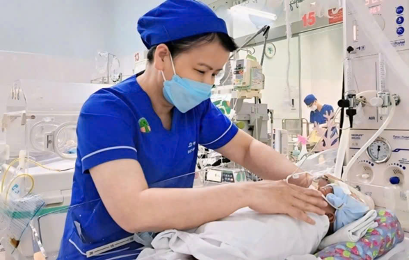 Hơn 40 ng&agrave;y nỗ lực cứu b&eacute; sinh non người nước ngo&agrave;i - Ảnh 1.