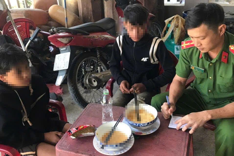 Hai thiếu niên trôi dạt nhiều giờ trên lòng hồ thủy điện Sê San 4 - Ảnh 3.