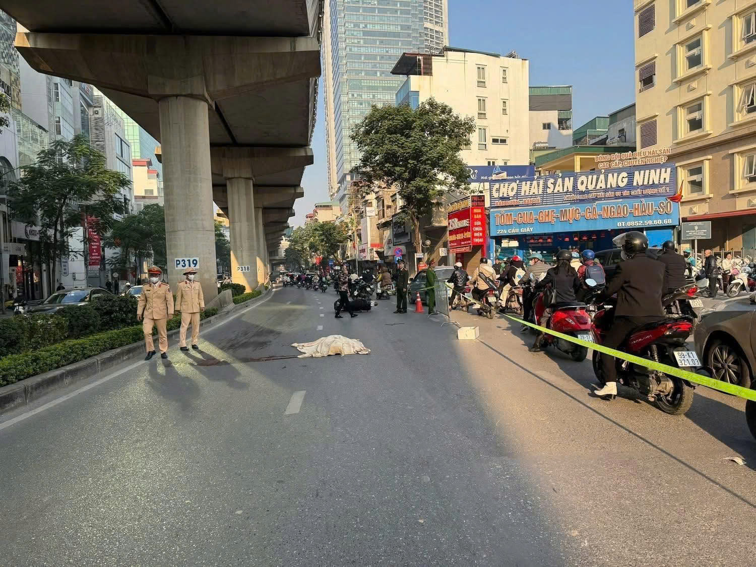 Tai nạn giao th&ocirc;ng nghi&ecirc;m trọng tr&ecirc;n đường Cầu Giấy , nam thanh ni&ecirc;n tử vong tại chỗ - Ảnh 1.