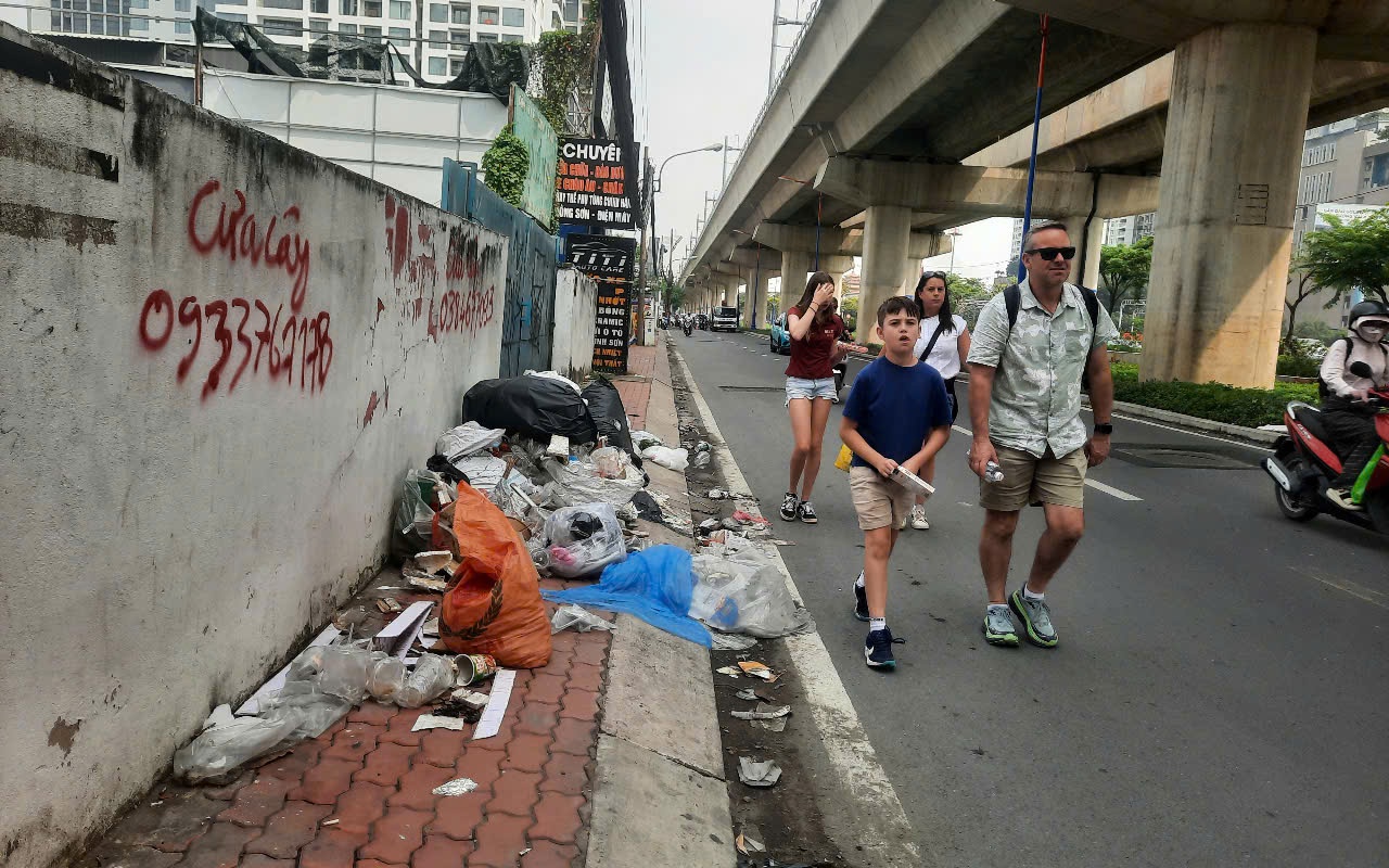 Vỉa hè thành nơi đổ rác