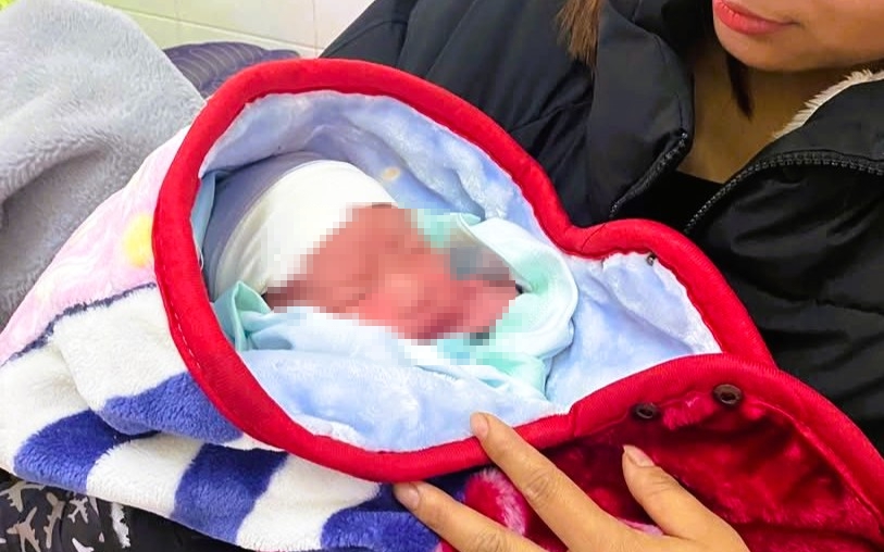 Tìm người thân trẻ sơ sinh bị bỏ rơi trong tiết trời giá rét ở Thanh Hóa