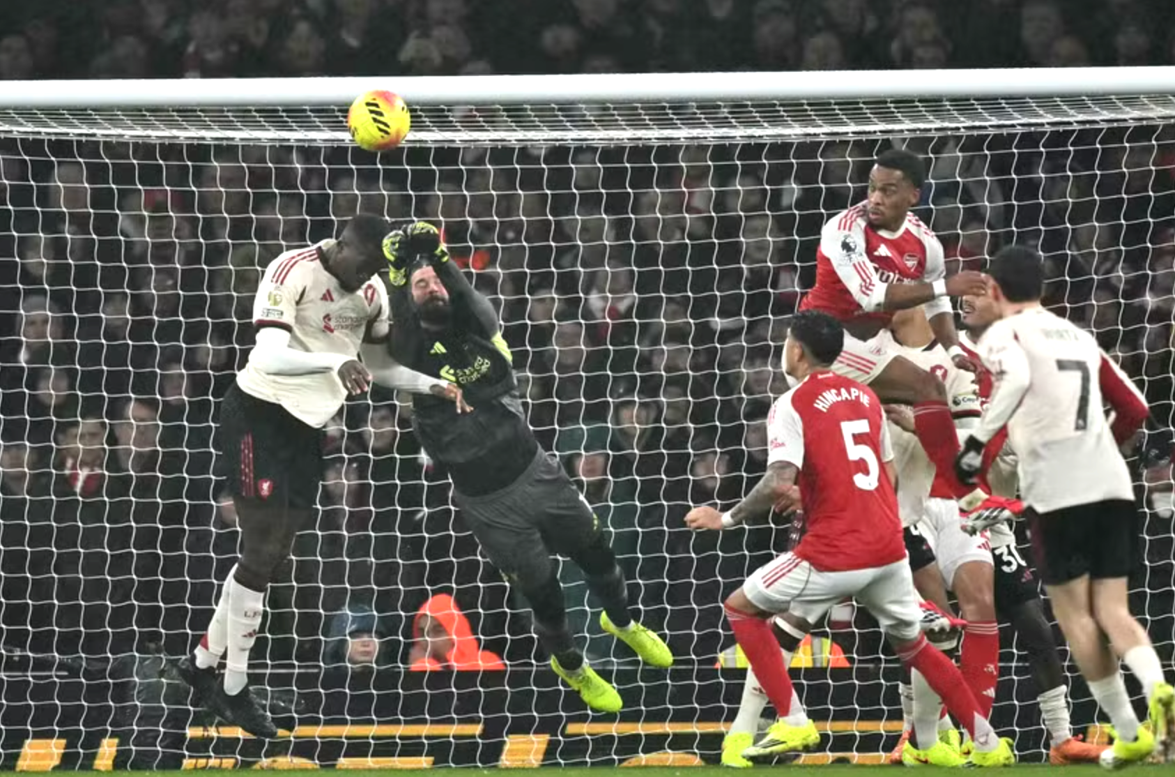 Arsenal bị Liverpool cầm ch&acirc;n, cuộc đua Ngoại hạng th&ecirc;m n&oacute;ng - Ảnh 4.