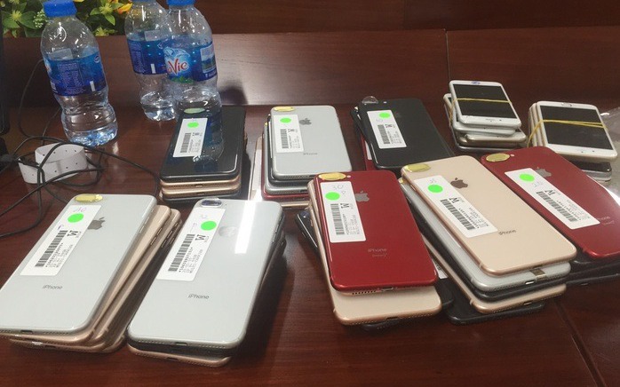 Bán 2.540 iPhone là tang vật vi phạm hành chính, giá khoảng 800 ngàn đồng mỗi chiếc