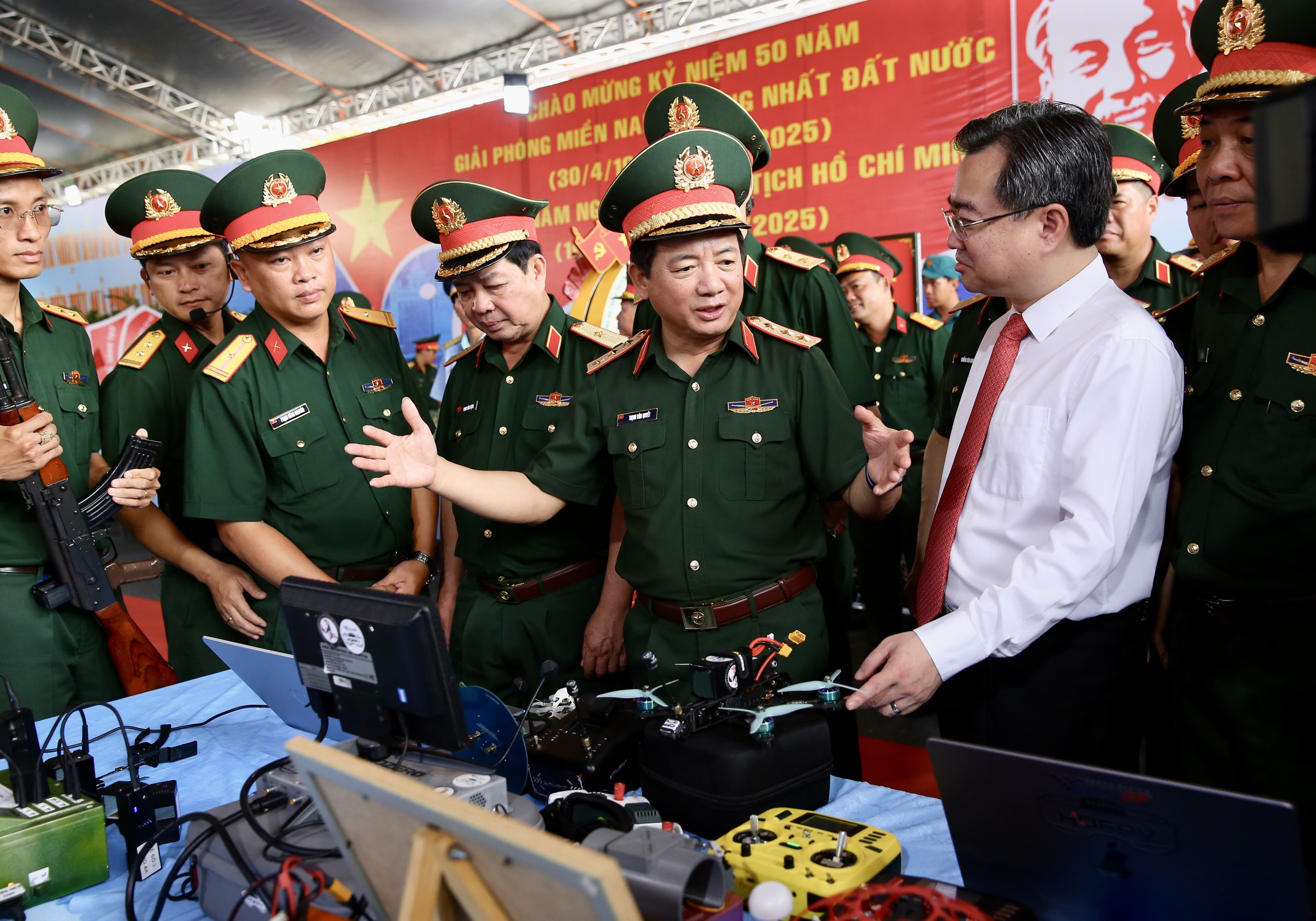 [Emagazine] - 12 dấu ấn nổi bật của TPHCM năm 2025 - Ảnh 73.