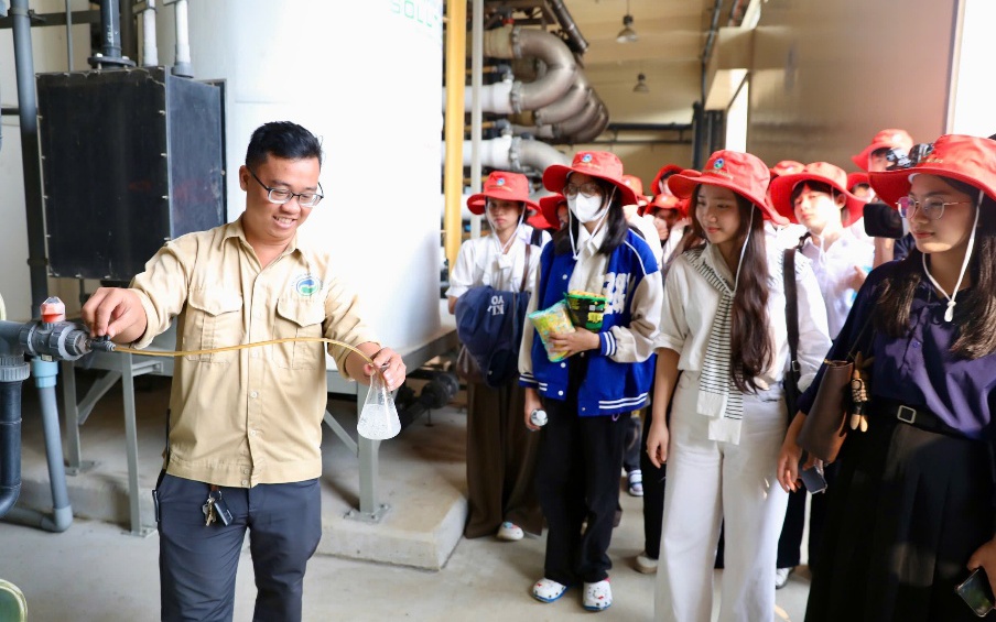 VWS đ&oacute;n học sinh Trường Quốc tế Nam Mỹ tham quan m&ocirc; h&igrave;nh xử l&yacute; r&aacute;c - Ảnh 4.