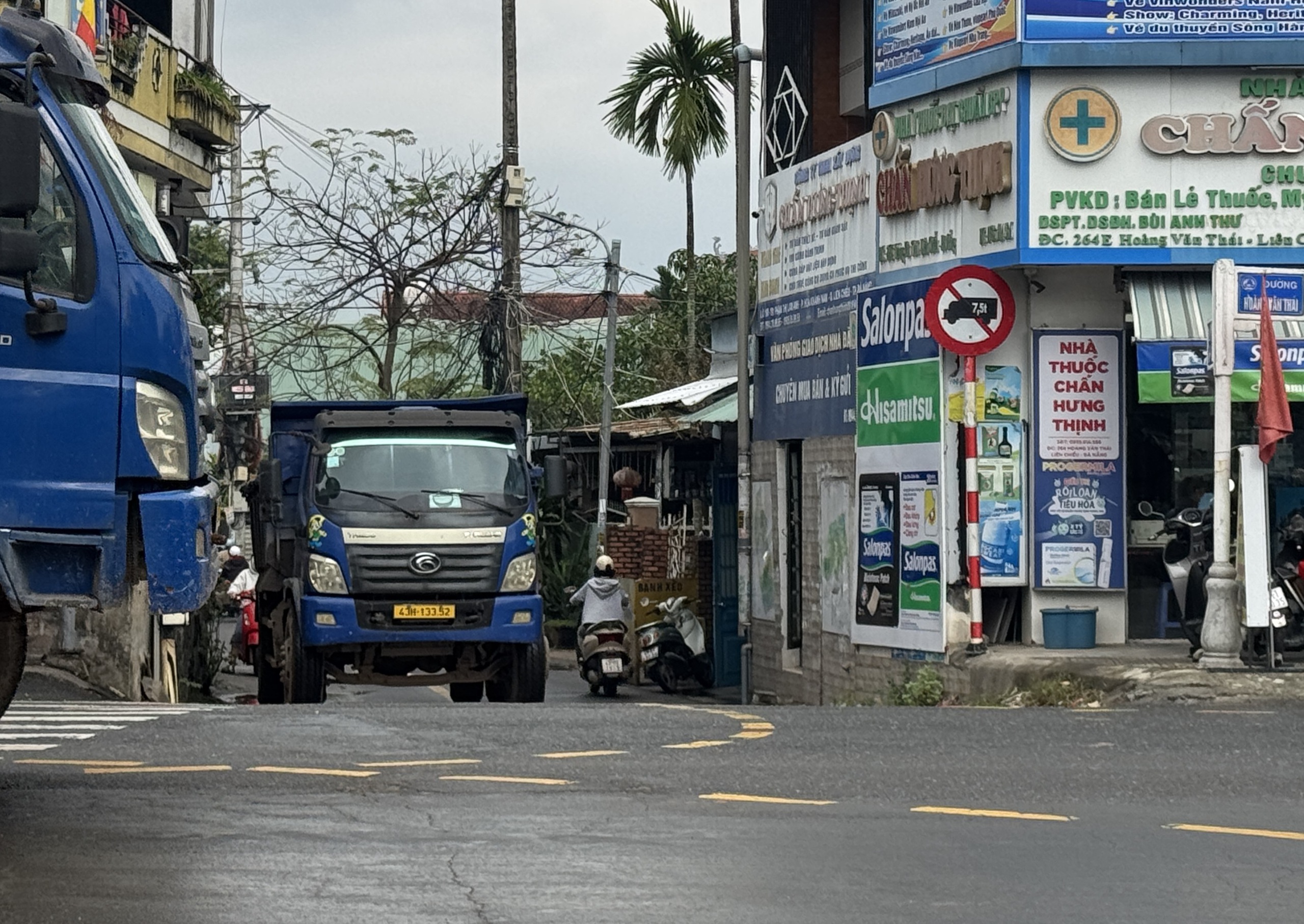 Xe ben vi phạm biển cấm ở Đ&agrave; Nẵng bị phạt nặng tại phường H&ograve;a Kh&aacute;nh - Ảnh 2.