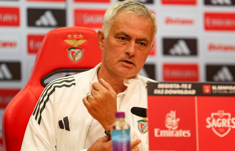 Mourinho nổi giận, bắt cầu thủ Benfica "tự vấn" sau thất bại - Ảnh 1.