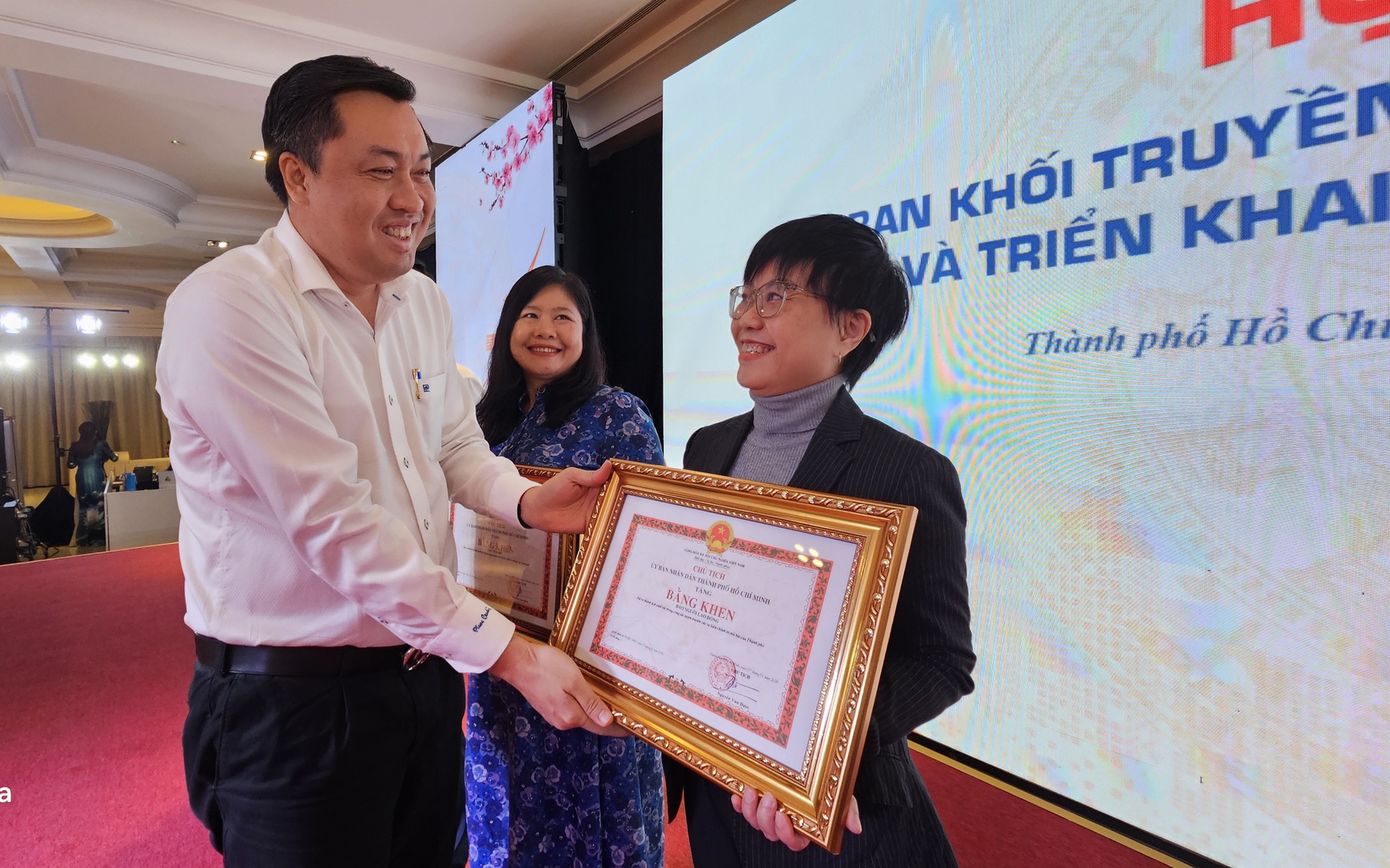 Báo Người Lao Động nhận bằng khen của Chủ tịch UBND TPHCM