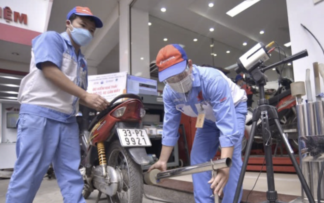 Ồ ạt đưa xe đăng kiểm khí thải - Ảnh 1.