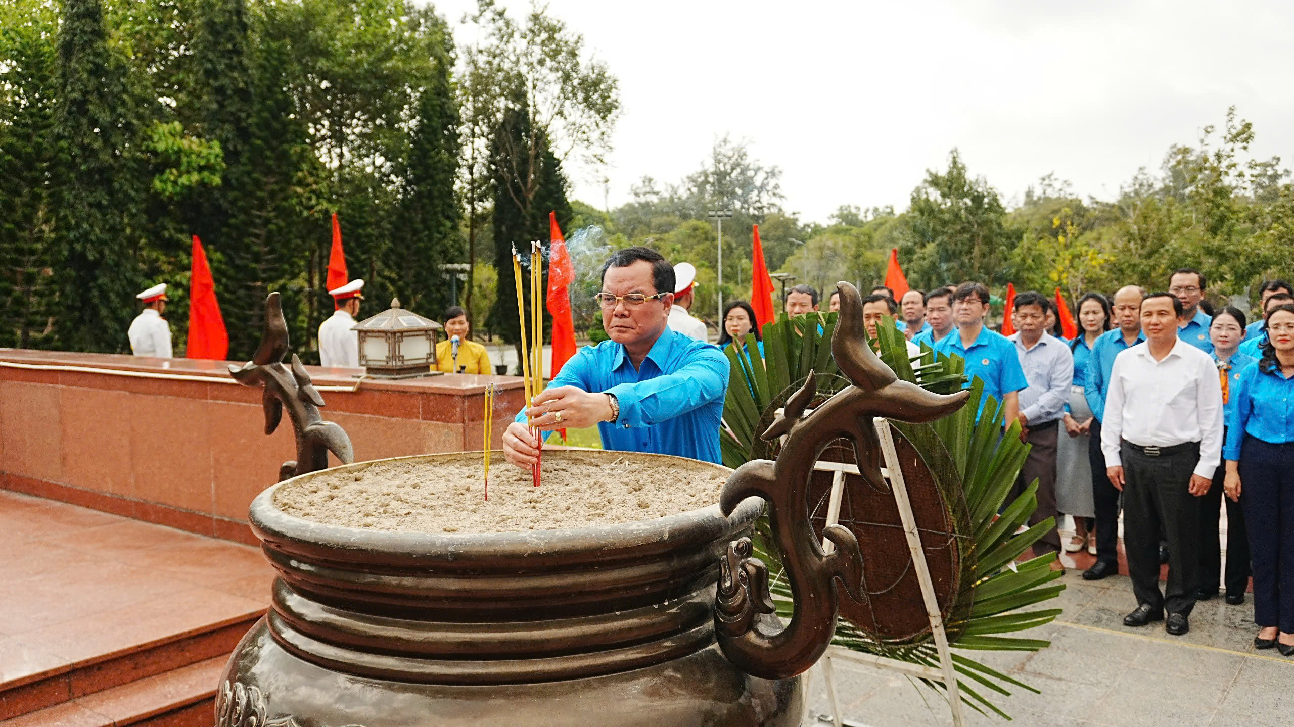 Đoàn công tác Cụm thi đua các LĐLĐ thành phố trực thuộc Trung viếng Nghĩa trang Hàng Keo, Hàng Dương - Ảnh 2.