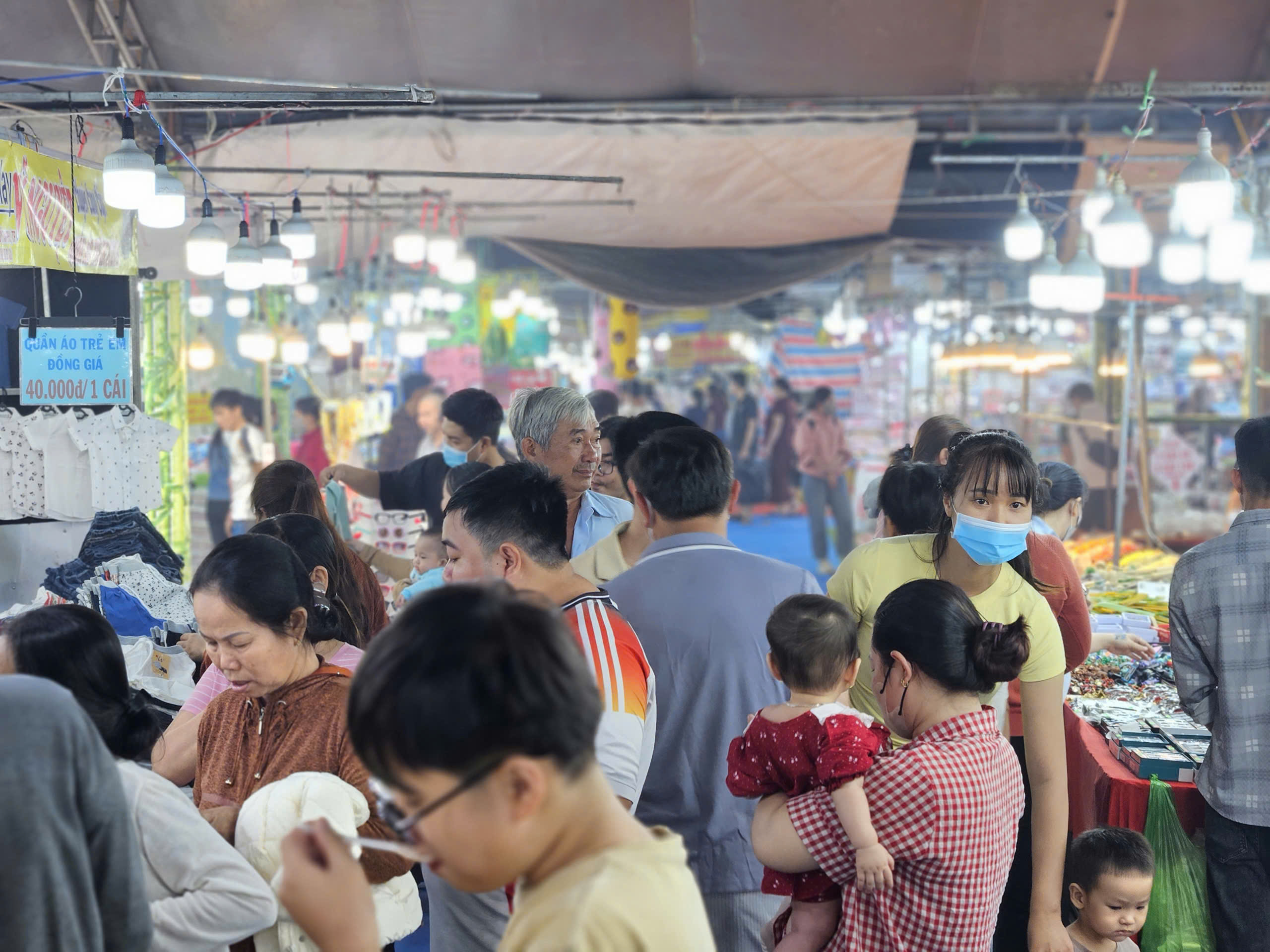 Sắm Tết "gi&aacute; hời", ăn uống thả ga tại Hội chợ quy m&ocirc; lớn nhất x&atilde; B&agrave; Điểm - Ảnh 2.