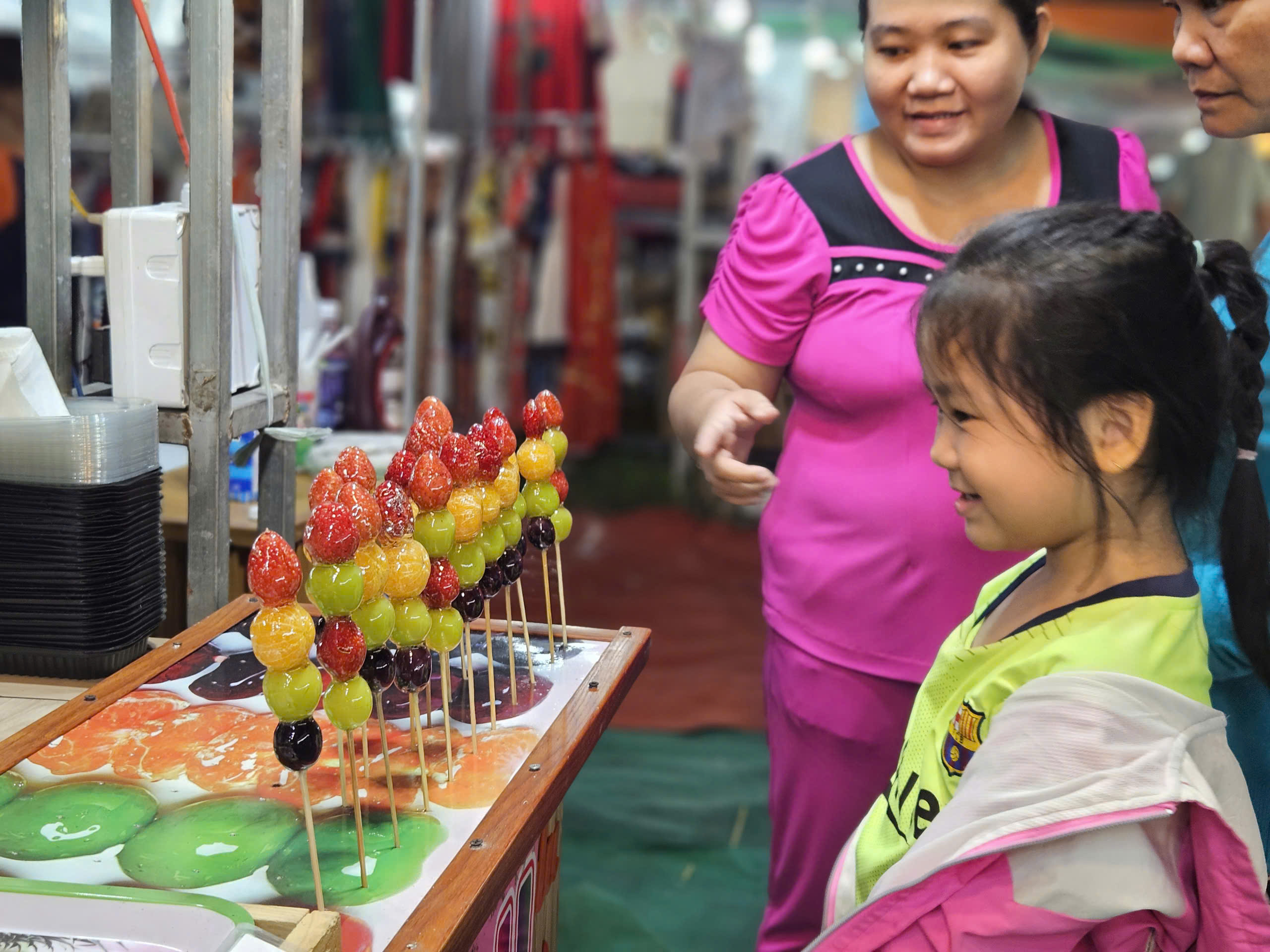 Sắm Tết "gi&aacute; hời", ăn uống thả ga tại Hội chợ quy m&ocirc; lớn nhất x&atilde; B&agrave; Điểm - Ảnh 3.