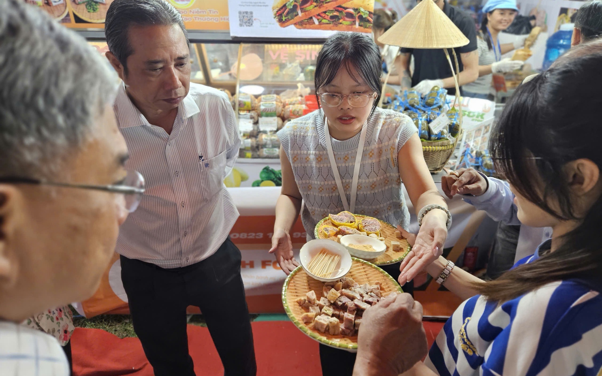 Sắm Tết "giá hời", ăn uống thả ga ở Bà Điểm