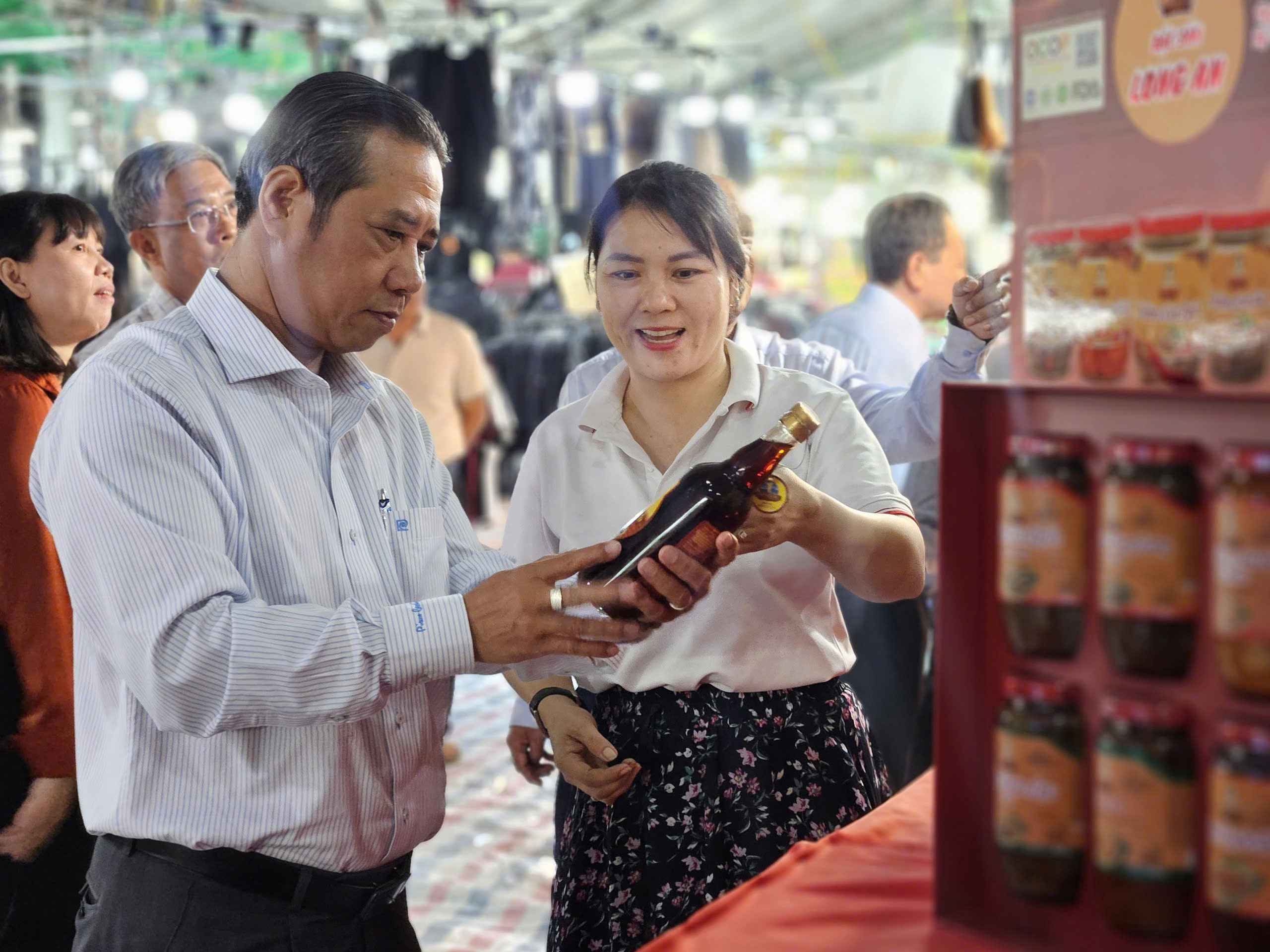 Sắm Tết "gi&aacute; hời", ăn uống thả ga tại Hội chợ quy m&ocirc; lớn nhất x&atilde; B&agrave; Điểm - Ảnh 1.