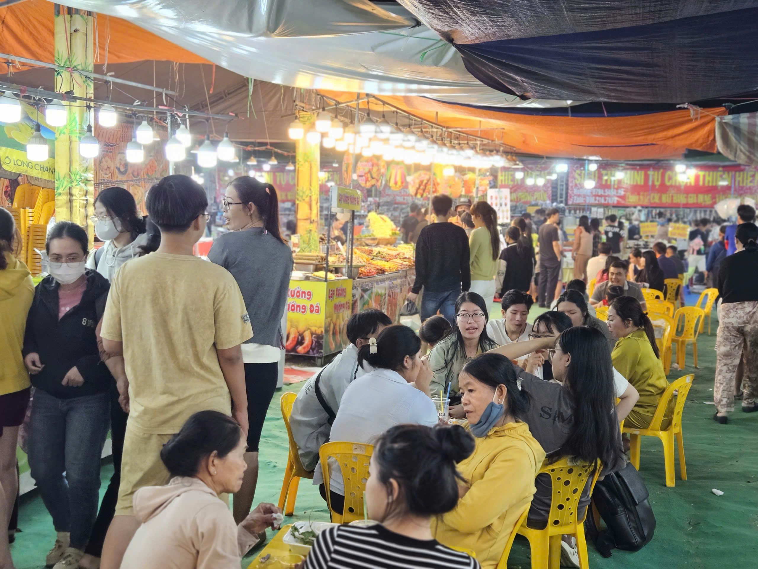Sắm Tết "gi&aacute; hời", ăn uống thả ga tại Hội chợ quy m&ocirc; lớn nhất x&atilde; B&agrave; Điểm - Ảnh 4.