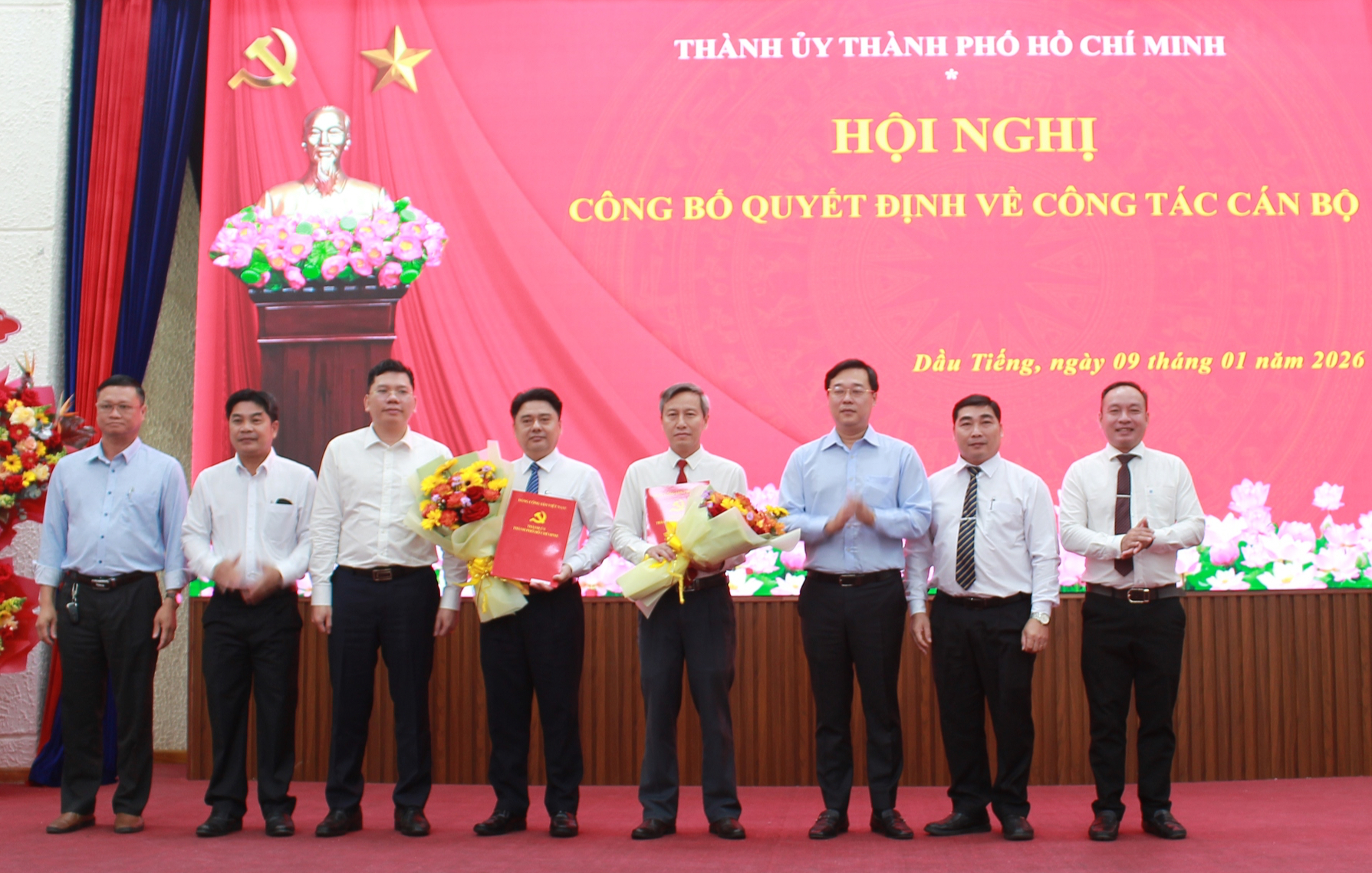 Phó Bí thư Thường trực Thành ủy TPHCM trao quyết định quan trọng về công tác cán bộ - Ảnh 1.