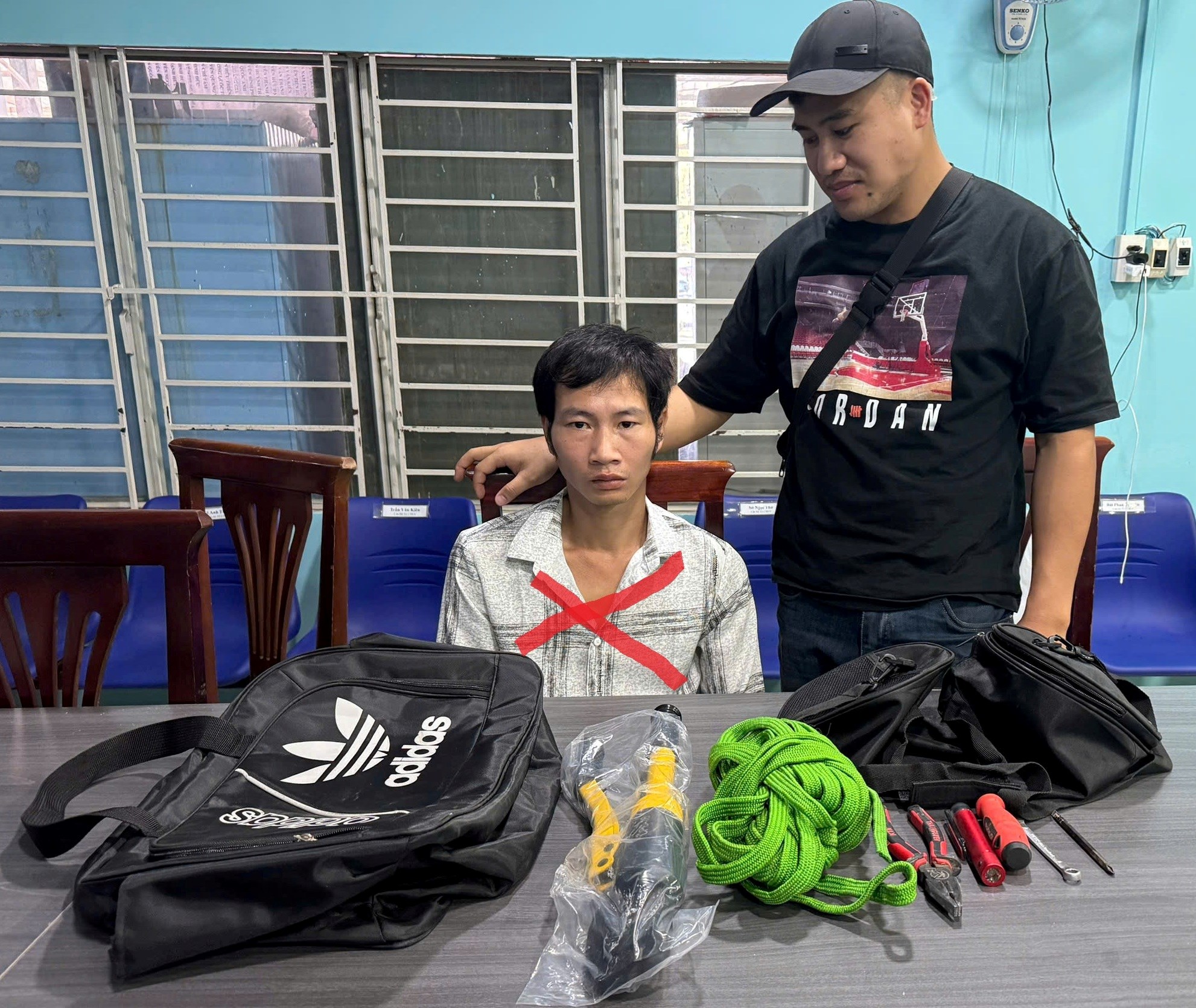 Bắt đối tượng trộm điện thọai tại cửa hàng Thế Giới Di Động ở Hải Phòng - Ảnh 2.