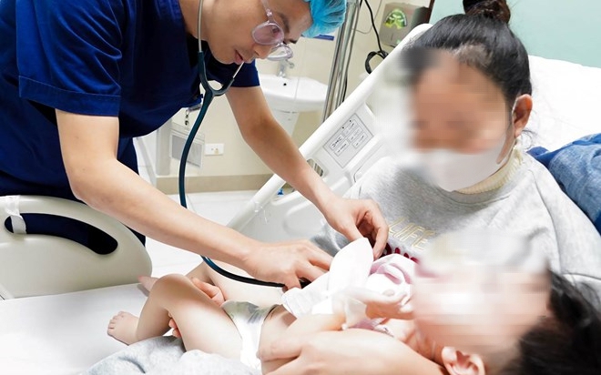 Bé trai 3 tuổi bị chó nhà cắn thấu ngực