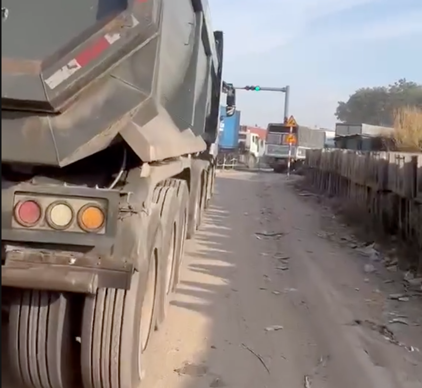 CLIP: Bức xúc xe ben phóng nhanh vượt ẩu, bụi tung mù mịt - Ảnh 1.