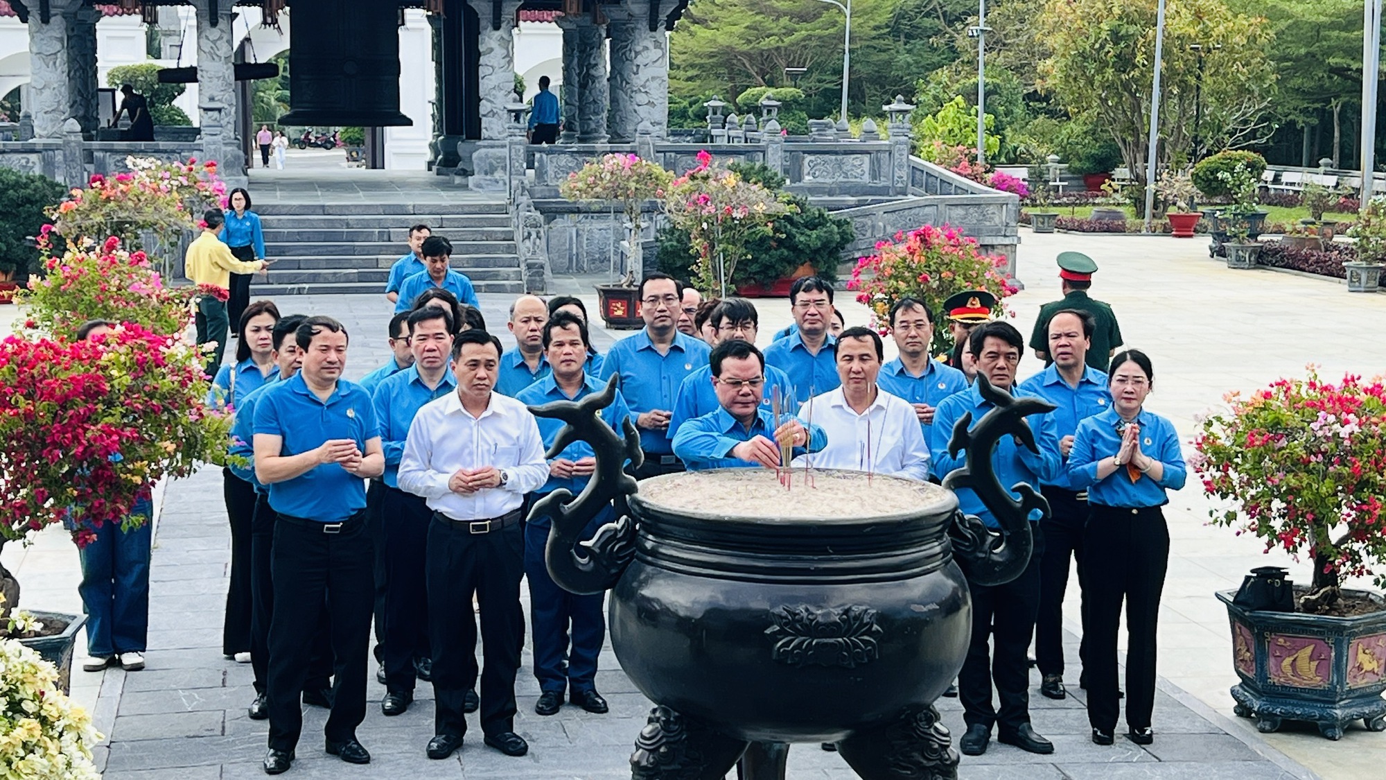 Đoàn công tác Cụm thi đua các LĐLĐ thành phố trực thuộc Trung viếng Nghĩa trang Hàng Keo, Hàng Dương - Ảnh 4.