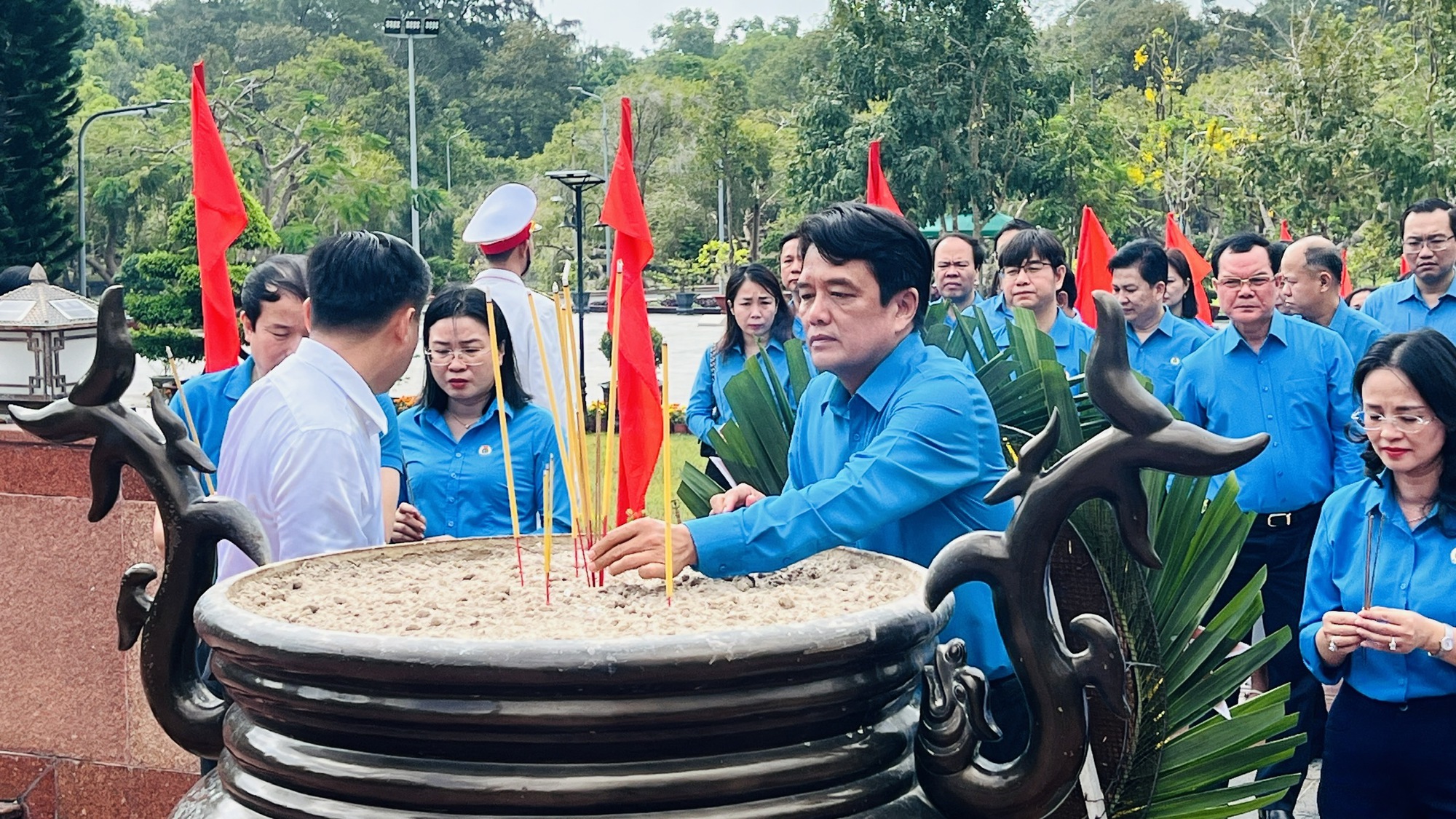 Đoàn công tác Cụm thi đua các LĐLĐ thành phố trực thuộc Trung viếng Nghĩa trang Hàng Keo, Hàng Dương - Ảnh 3.