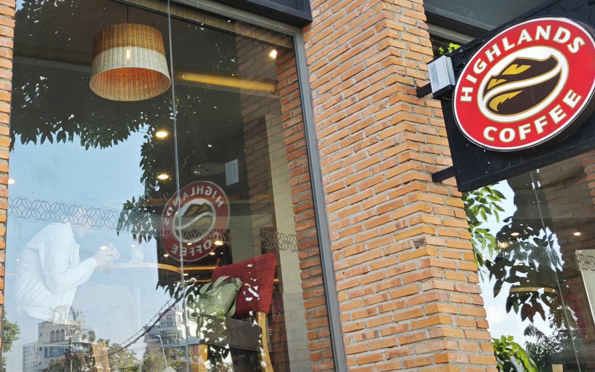 Highlands Coffee lên tiếng về việc mua hàng và sử dụng sản phẩm "đồ hộp Hạ Long"
