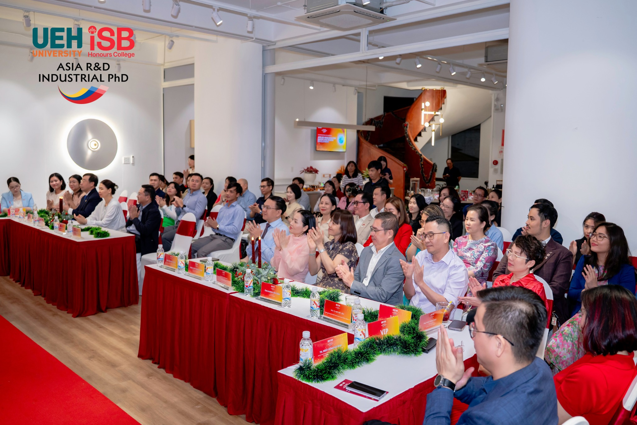 UEH.ISB ra mắt Chương trình Tiến sĩ Nghiên cứu Ứng dụng, kết nối học thuật với thực tiễn phát triển - Ảnh 2.