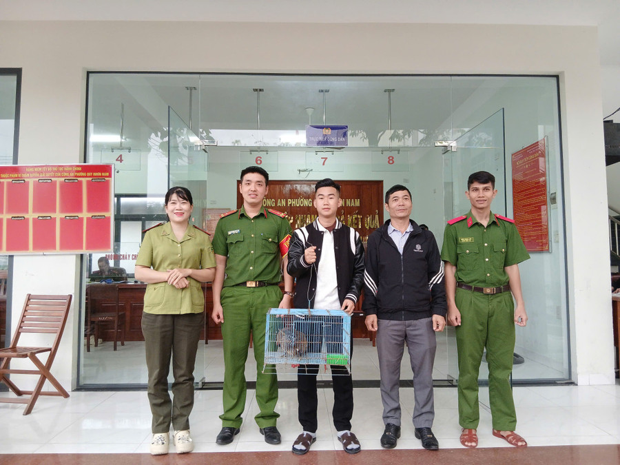 Thấy chim lạ rơi gần nhà, người dân tra cứu mới biết là loài nguy cấp nên giao nộp - Ảnh 1.