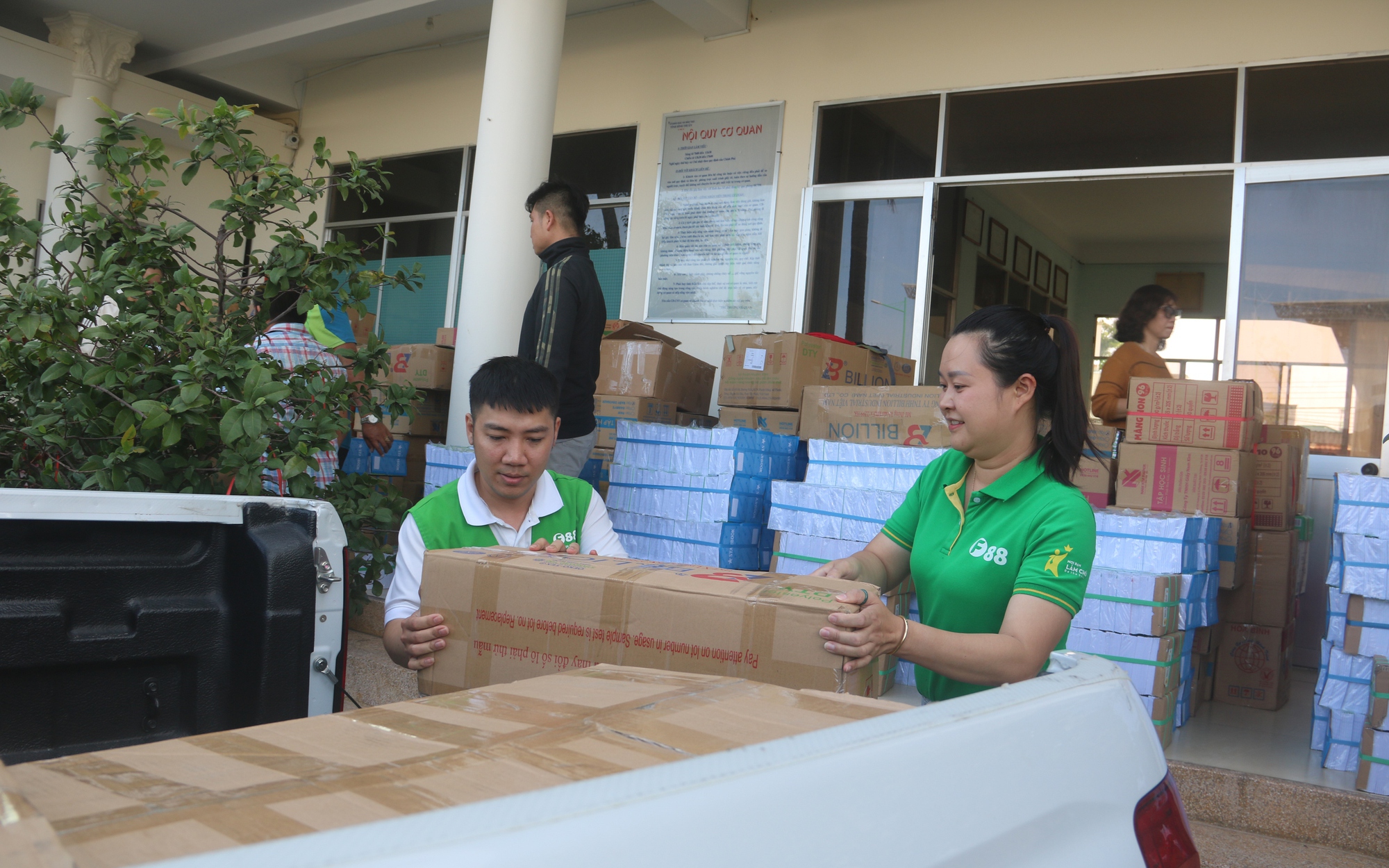 Trao tặng hơn 37 ngàn tập vở cho học sinh vùng bị thiệt hại do mưa lũ ở tỉnh Lâm Đồng