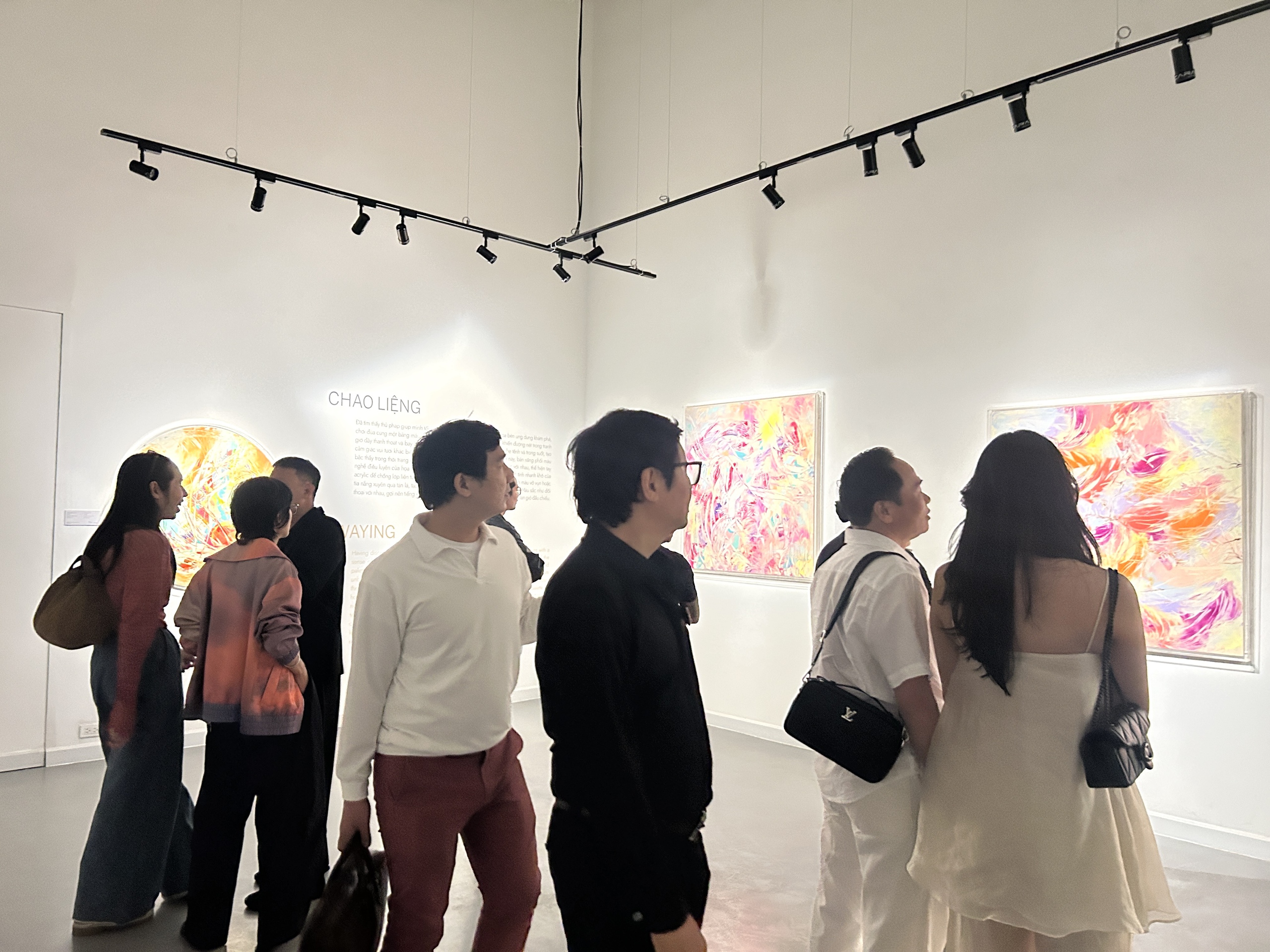 Lê Minh Khoa "chào sân" hội họa - Ảnh 3.
