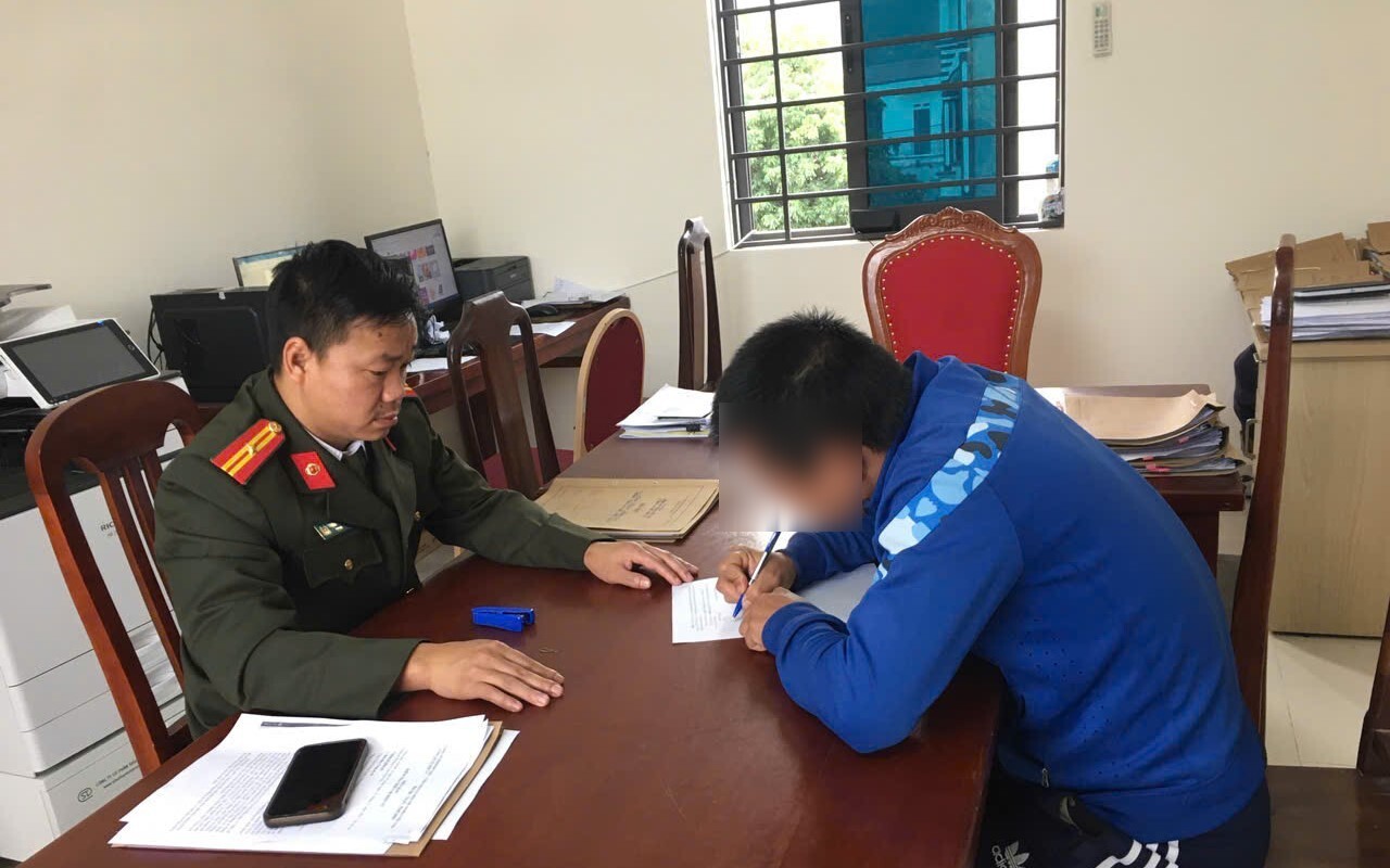 Công an làm việc với người đàn ông chia sẻ thông tin xấu độc trên mạng xã hội
