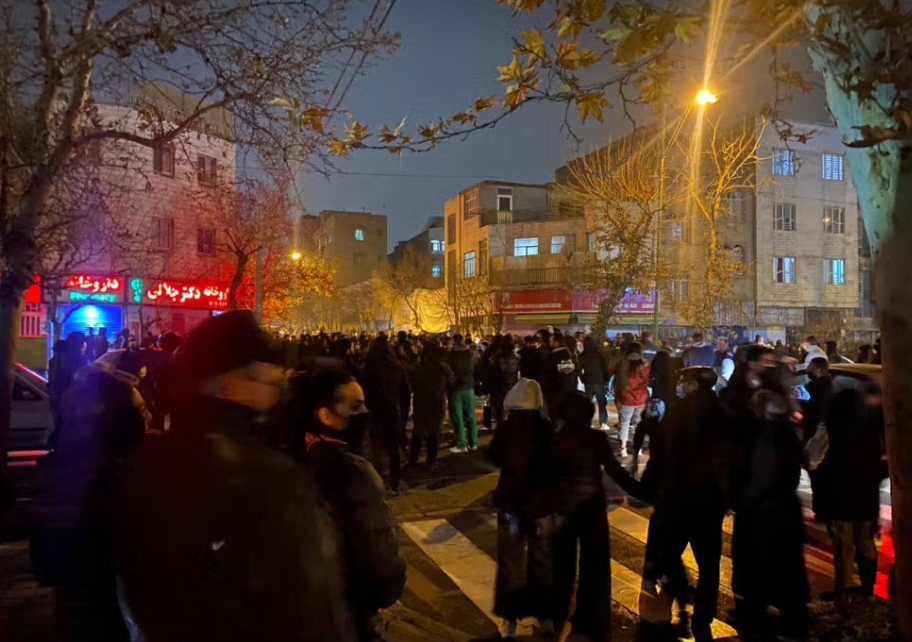 Giáo chủ Iran tuyên bố "ông Trump sẽ sụp đổ" - Ảnh 1.