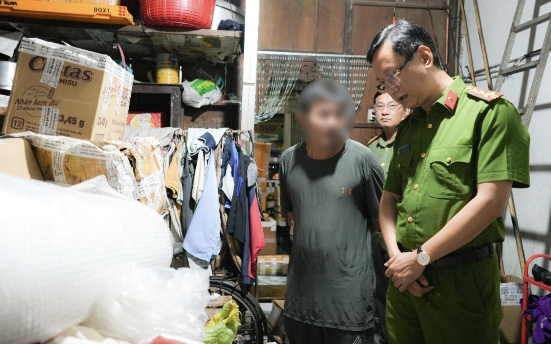 Giám đốc Công ty HALOVA cùng vợ sản xuất hàng ngàn chai nước hoa giả