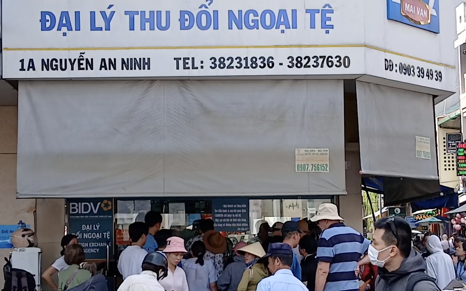 Người dân đổi USD ở đâu để tránh bị phạt nặng?