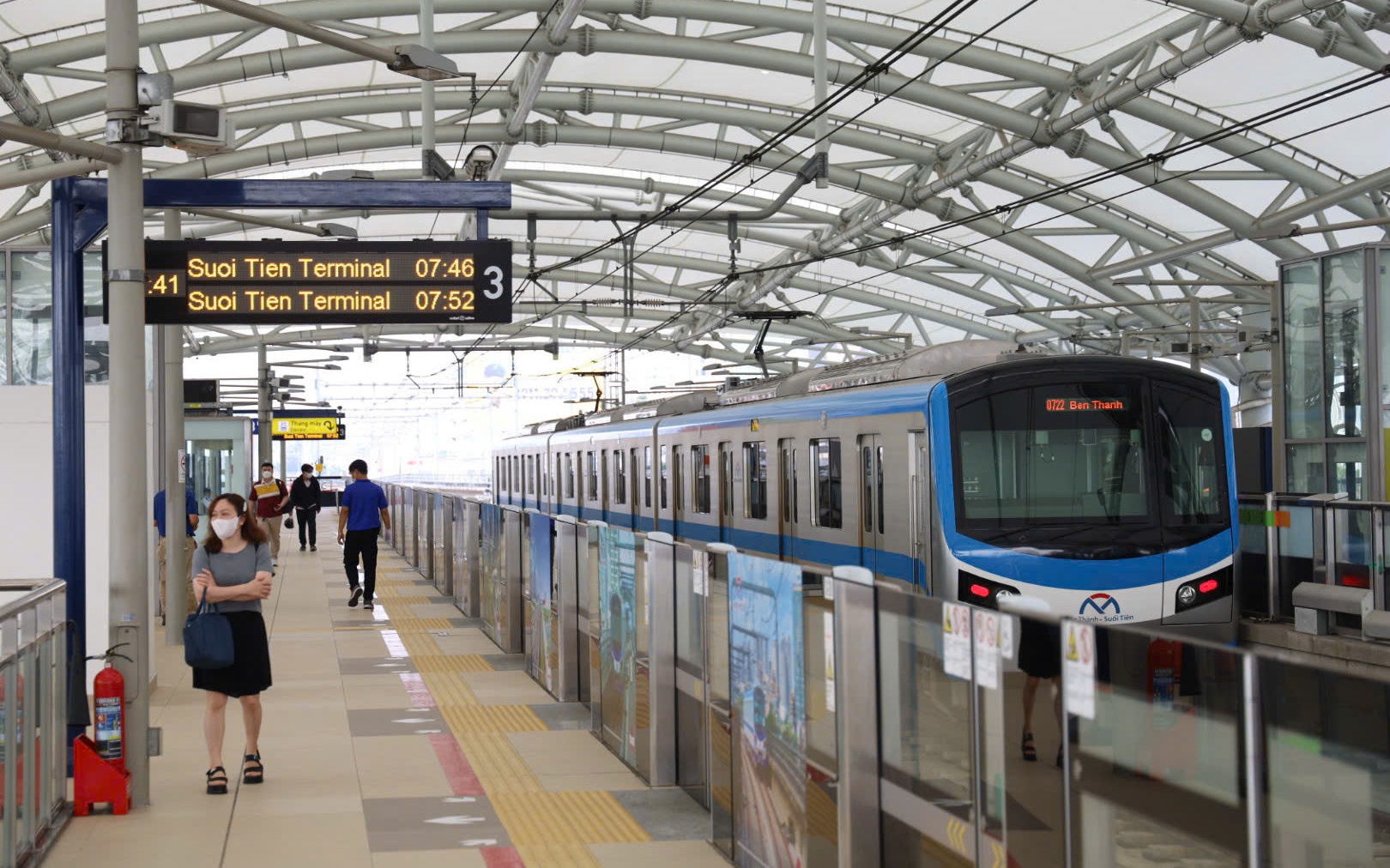 Nửa đêm mùng 1 Tết Bính Ngọ 2026, metro số 1 vẫn lăn bánh