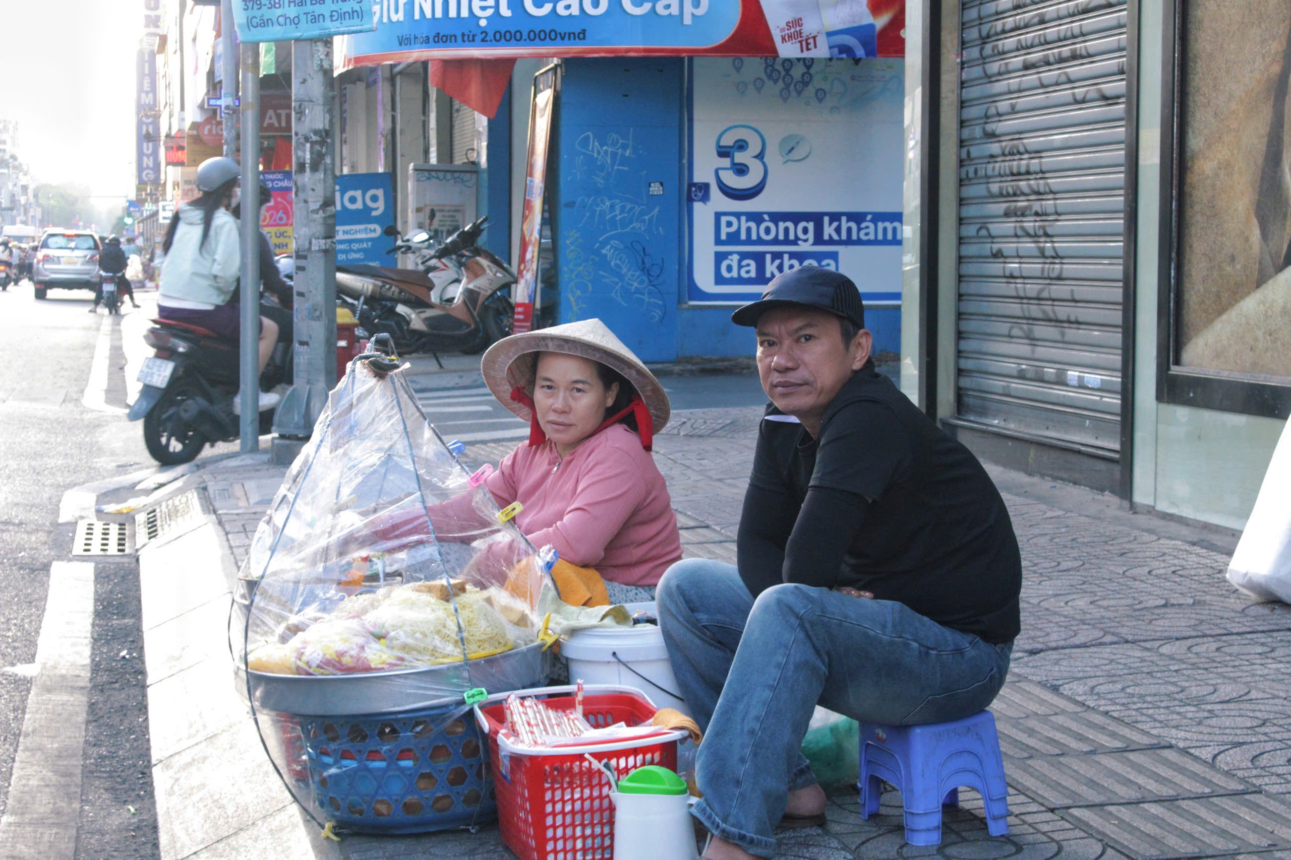 Người dân TP.HCM co ro trong cái lạnh 17 độ Chiếm thấy - Ảnh 7.