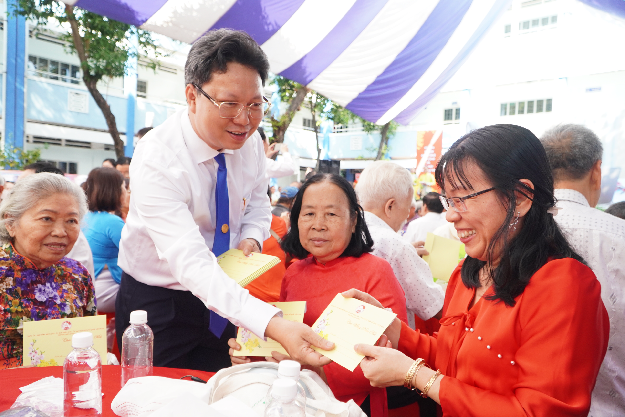 Gần 1.000 đại biểu dự họp mặt mừng Đảng, mừng xu&acirc;n của phường Di&ecirc;n Hồng - Ảnh 6.