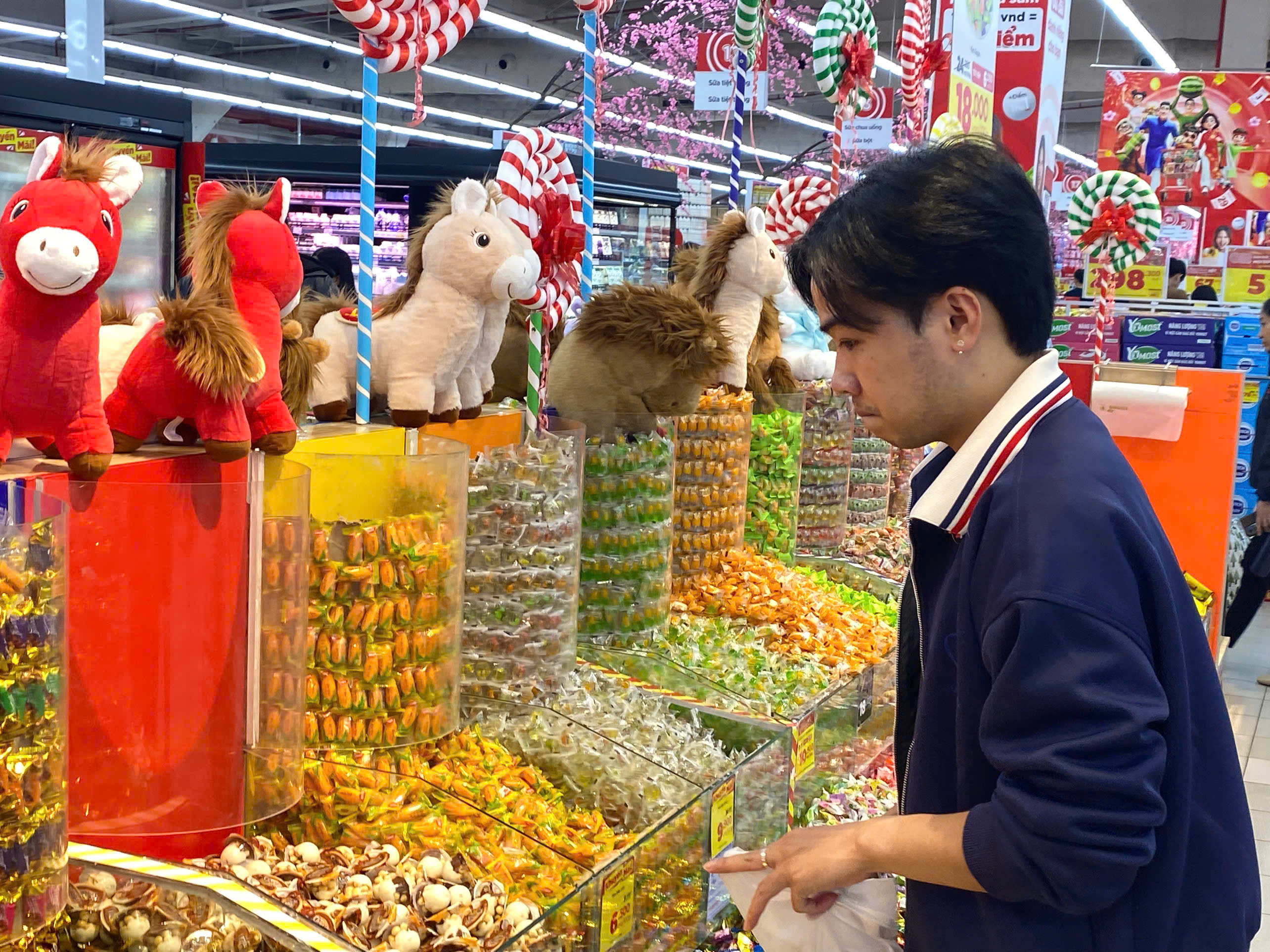 Nỗ lực kìm giá hàng hóa Tết - Ảnh 1.