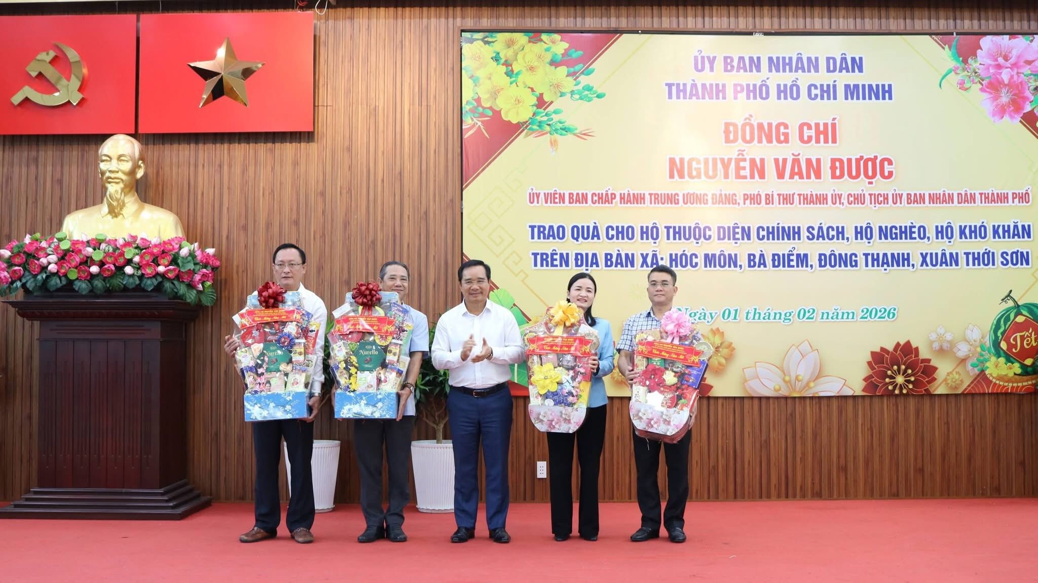Chủ tịch UBND TPHCM tặng qu&agrave; tết cho người d&acirc;n 4 x&atilde; H&oacute;c M&ocirc;n, B&agrave; Điểm, Đ&ocirc;ng Thạnh v&agrave; Xu&acirc;n Thới Sơn - Ảnh 2.