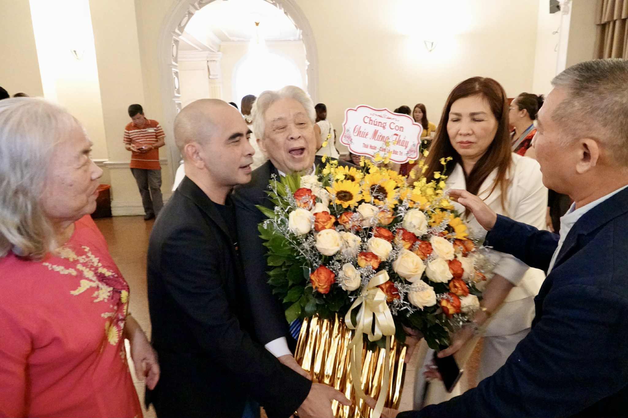 Nhạc sĩ Đức Trí đến "Mai Vàng" chúc mừng nhạc sĩ Cao Văn Lý và hé lộ tâm sự về thầy - Ảnh 2.