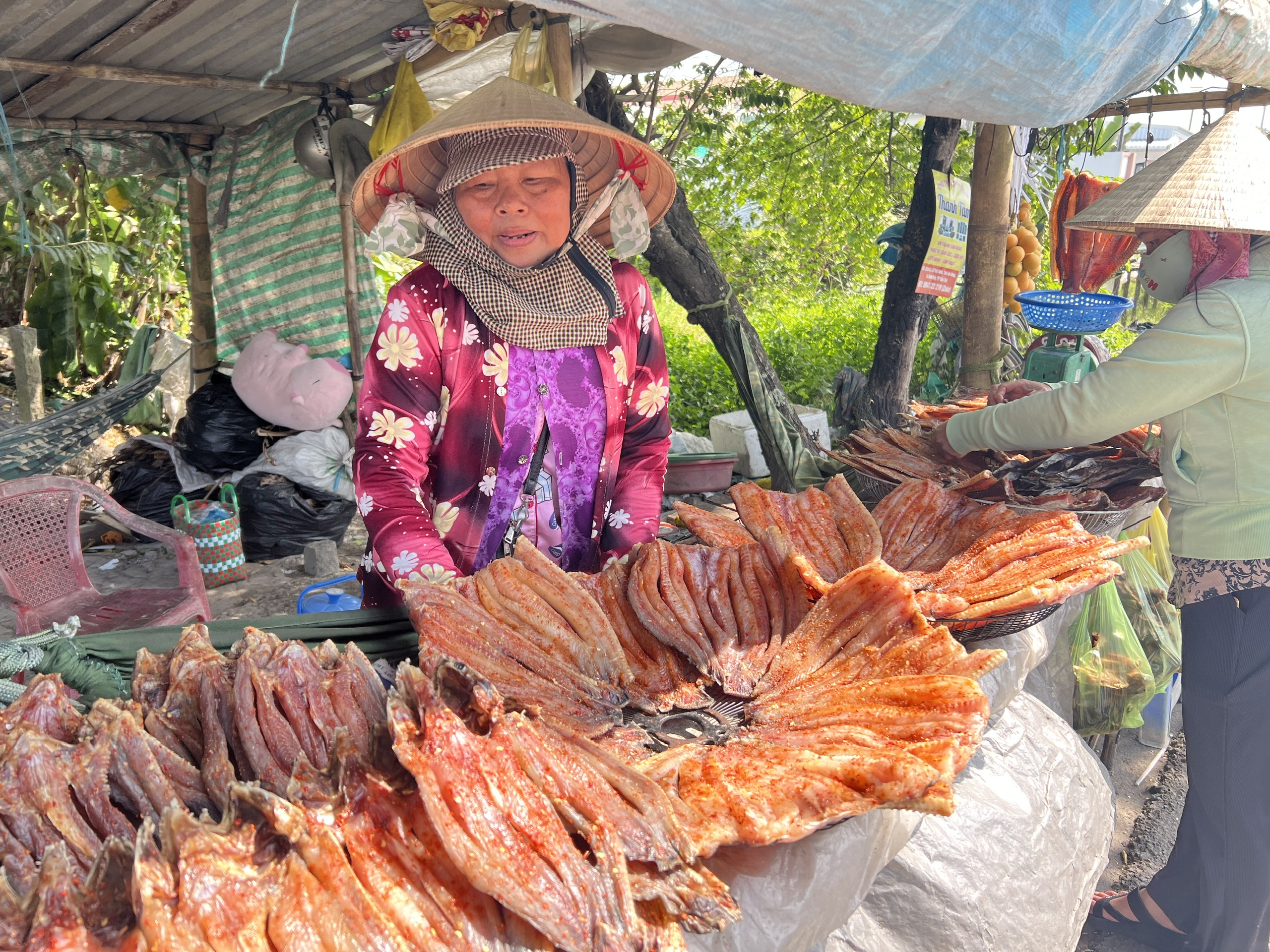 Nhộn nhịp sản xuất - kinh doanh đặc sản Tết - Ảnh 1.