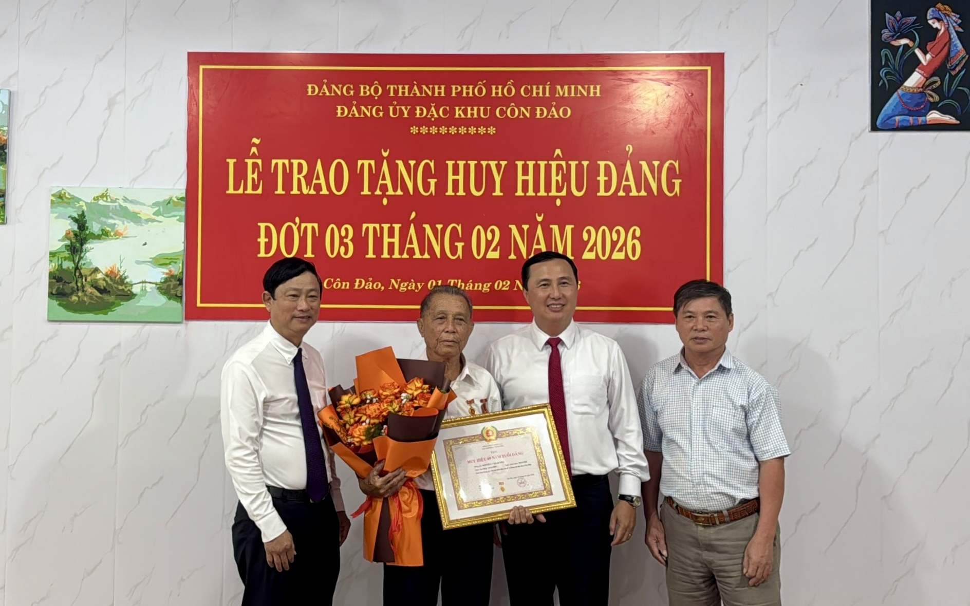 Trao Huy hiệu 60 năm tuổi Đảng cho đảng viên tại Côn Đảo