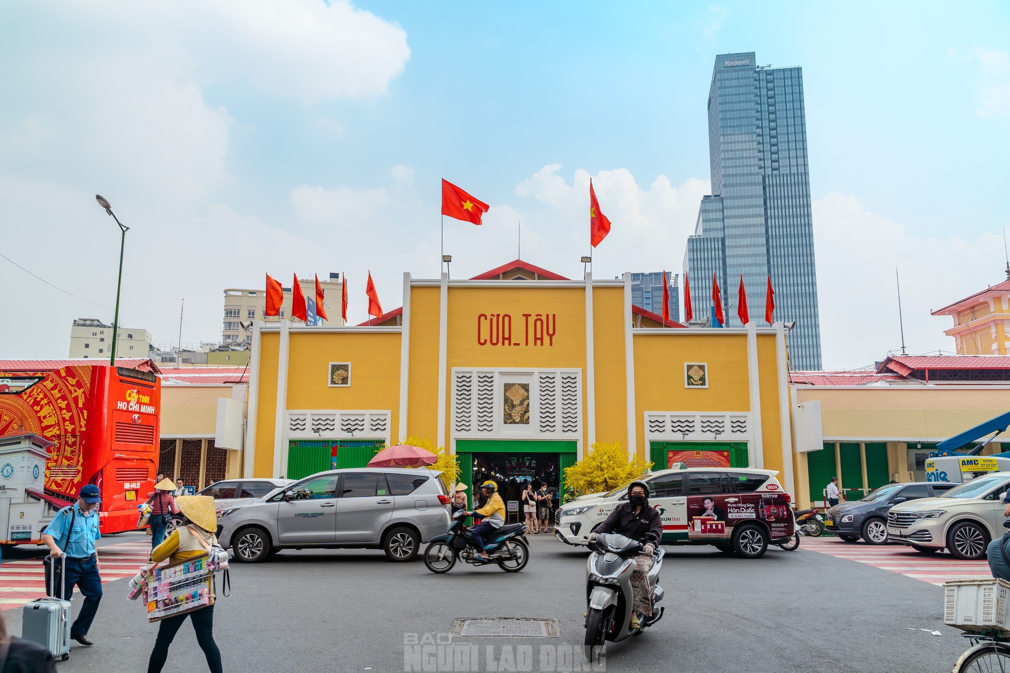 VIDEO: Người dân nói gì ở diện mạo mới của chợ Bến Thành dịp Tết Bính Ngọ? - Ảnh 3.