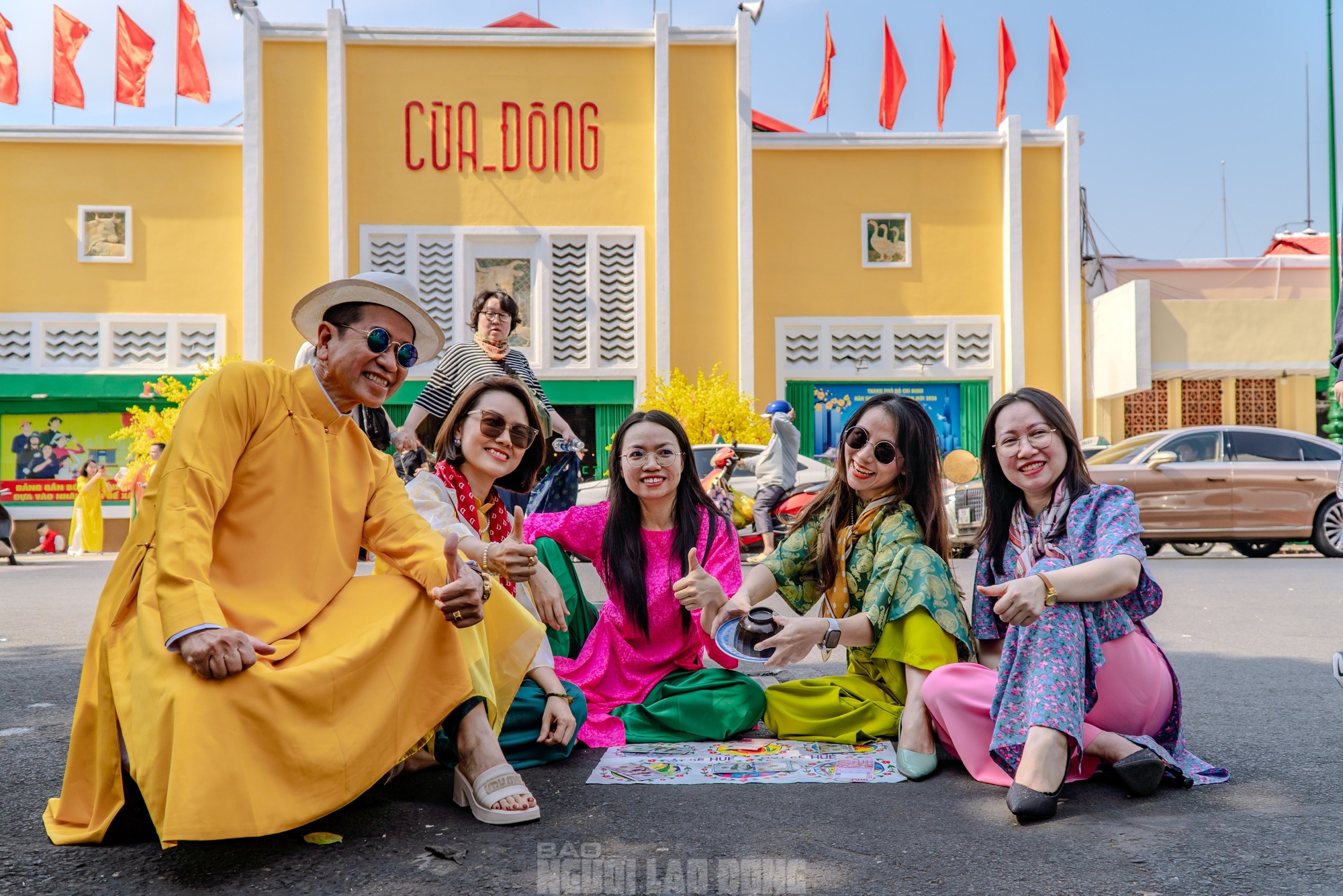 VIDEO: Người dân nói gì ở diện mạo mới của chợ Bến Thành dịp Tết Bính Ngọ? - Ảnh 4.