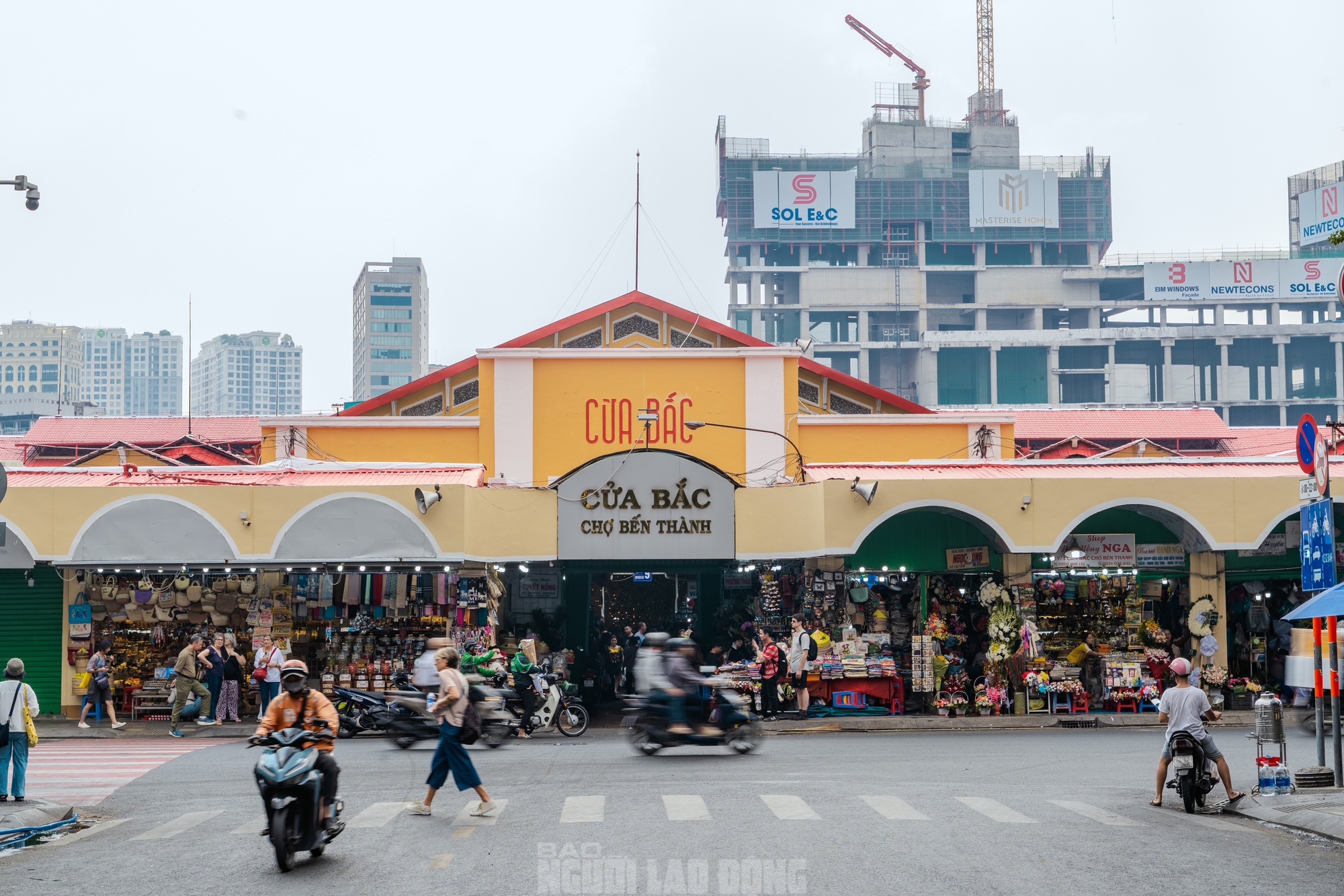 VIDEO: Người dân nói gì ở diện mạo mới của chợ Bến Thành dịp Tết Bính Ngọ? - Ảnh 5.